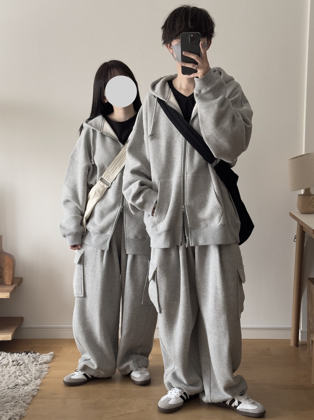 「RUUBON、ルーボン、カップルコーデ、スウェット、パーカー、カーゴパンツ、セットアップ、ショルダーバッグ、スニーカー、お出かけコーデ、スポーツミックス、秋コーデ、モノトーン、低身長コーデ、ラフ」｜「RUUBONの【RUUBON】brushed lining full zip parker / 裏起毛フルジップパーカー（パーカー、グレー系）」を使った、hopeさん（メンズ・168cm）の秋コーディネートの1枚目の写真