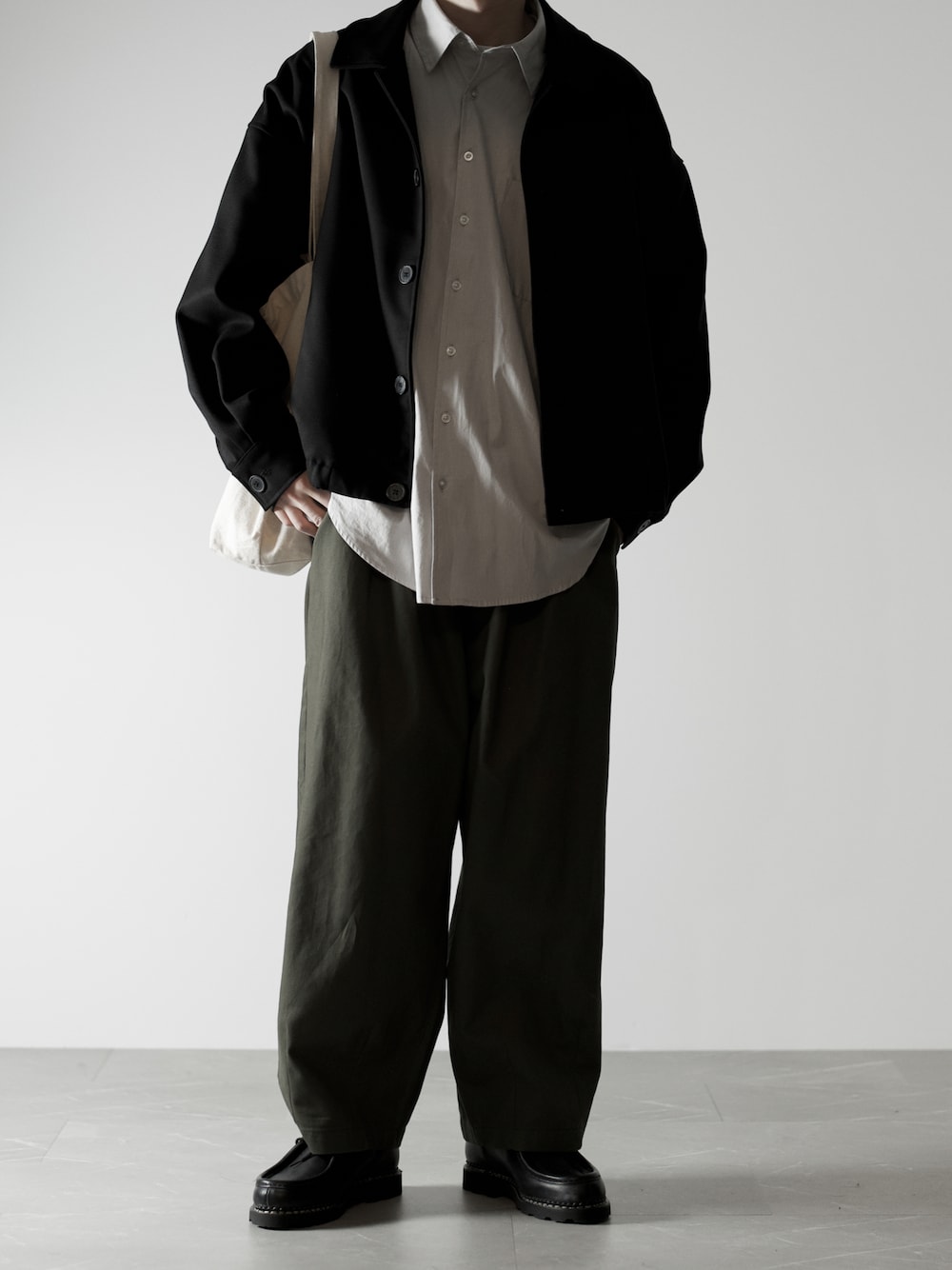 「RUUBON、ルーボン、ショートブルゾン、シャツ、チノワイドパンツ、Paraboot、シンプルコーデ、シンプルスタイル、シンプル、大人カジュアル、今日のコーデ、春コーデ、春アウター、きれいめカジュアル、メンズファッション」｜「RUUBONの【RUUBON】stretch twill short blouson / ストレッチツイル ショートブルゾン（ブルゾン、ブラック系）」を使った、hopeさん（メンズ・168cm）の冬コーディネートの1枚目の写真
