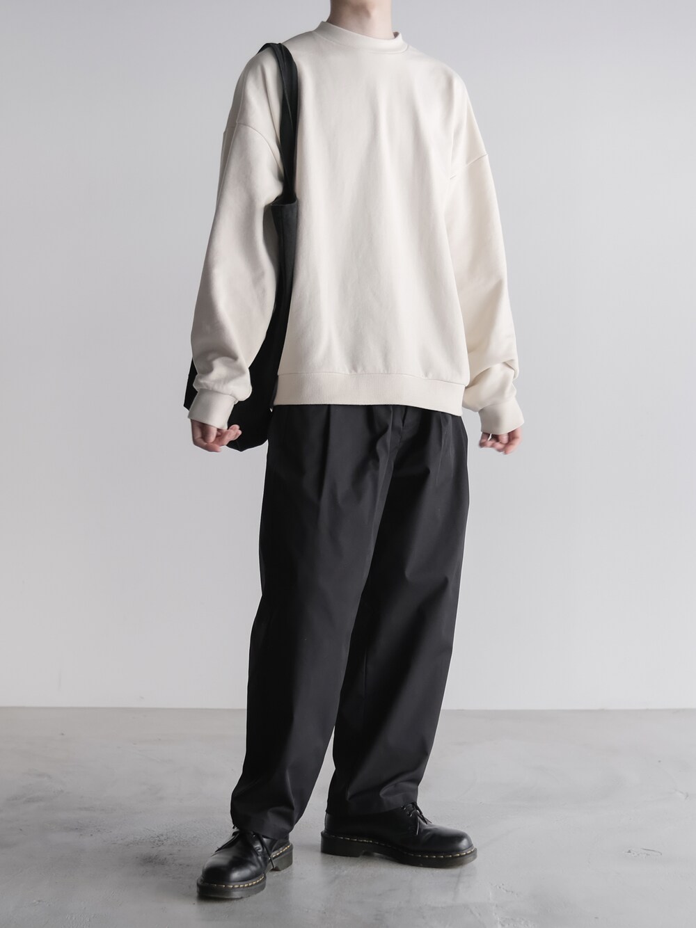「スウェット、シンプル、シンプルコーデ、低身長コーデ、オトナカジュアル、RUUBON、ルーボン、だから秋服が好き」｜「RUUBONの【RUUBON】wide crew neck sweat / ワイドクルーネックスウェット（スウェット、ホワイト系）」を使った、hopeさん（メンズ・168cm）の秋コーディネートの1枚目の写真