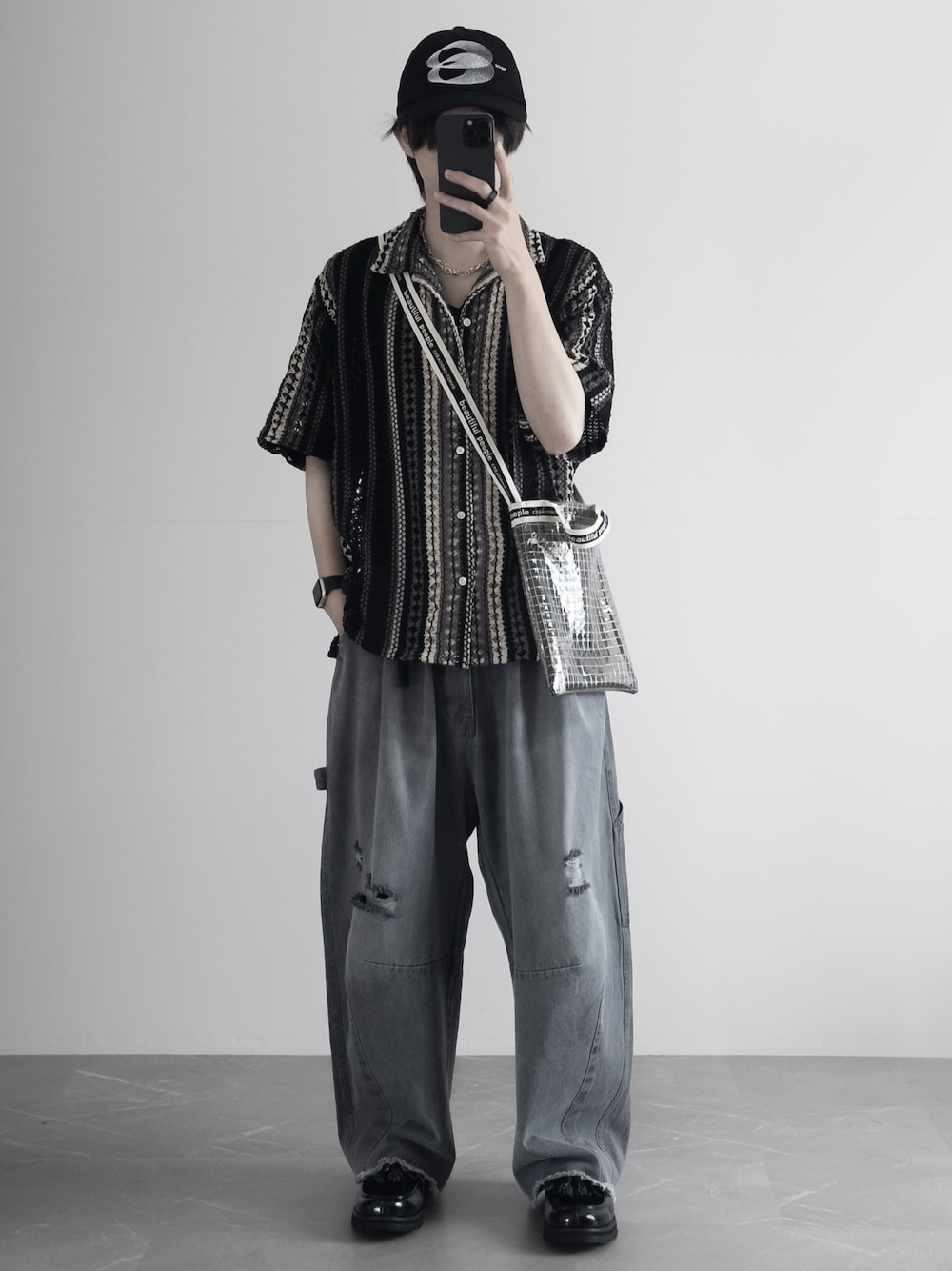「柄シャツ、夏コーデ、シャツスタイル、デニム、ワイドパンツ、ローファー、ショルダーバッグ、キャップ、ストライプシャツ、きれいめカジュアル、お出かけコーデ、フェススタイル、休日スタイル、デートコーデ、RUUBON」｜「FREAK'S STOREのインド製 リラックスフィット 総柄レース マルチストライプ オープンカラーシャツ ショートスリーブ（シャツ/ブラウス、ブラック系）」を使った、hopeさん（メンズ・168cm）の夏コーディネートの1枚目の写真