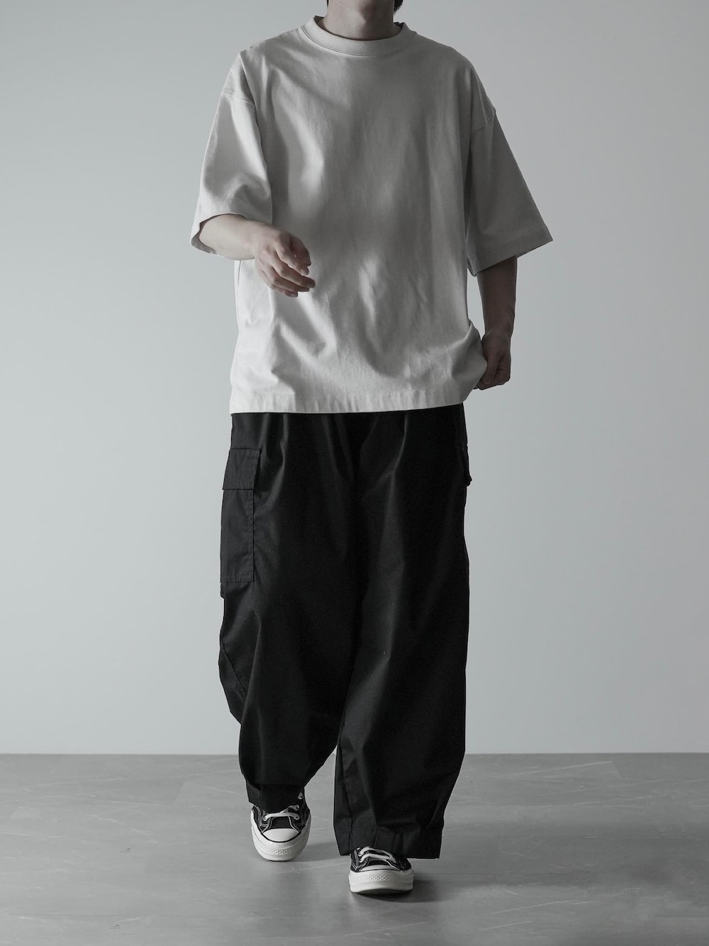 「RUUBON、ルーボン、ビッグT、カーゴパンツ、黒、converse、シンプルコーデ、シンプル、シンプルスタイル、シンプルカジュアル、春夏コーデ、モノトーンコーデ、カジュアルコーデ、ミニマル、ビッグシルエット」｜「RUUBONの【RUUBON】rustic basic big Tee / ラスティック ベーシック ビッグ Tシャツ（Tシャツ/カットソー、ホワイト系）」を使った、hopeさん（メンズ・168cm）の春コーディネートの1枚目の写真