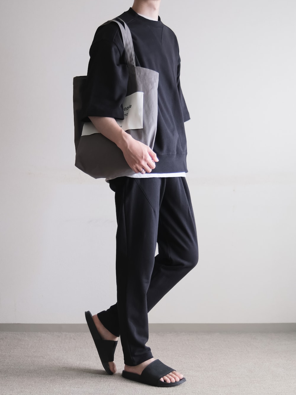 「Loungeweartokyo、夏コーデ、パジャマ、ルームウェア、ルームウェアからのお外にも出れちゃうコーデ、低身長コーデ、サンダル、オーバーサイズ、ゆるコーデ」｜「Loungewear tokyoの【ラウンジウェアセットアップ】リラクシング半袖スウェット×テーパードダーツアンクルパンツ ワンマイルウェア（ルームウェア/パジャマ、ブラック系）」を使った、hopeさん（メンズ・168cm）の夏コーディネートの1枚目の写真