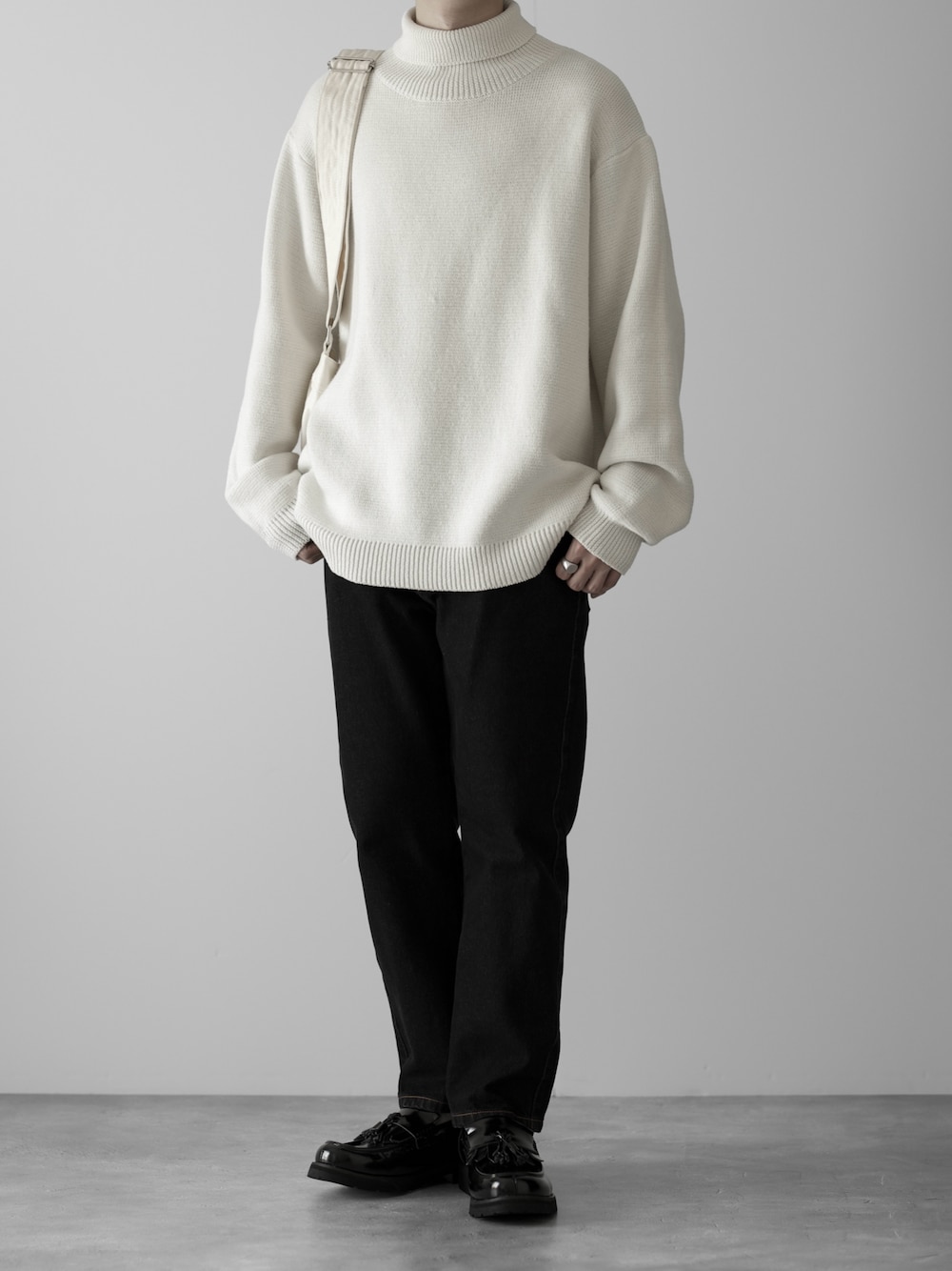 「RUUBON、ルーボン、タートルネック、タートルネックニット、ニット、ニットコーデ、冬コーデ、冬服、シンプルコーデ、シンプル、シンプルスタイル、大人カジュアル、オトナカジュアル、キレイめ、低身長コーデ」｜「RUUBONの【RUUBON】 relax turtle neck knit / リラックス タートルネック ニット（ニット/セーター、ホワイト系）」を使った、hopeさん（メンズ・168cm）の秋コーディネートの1枚目の写真
