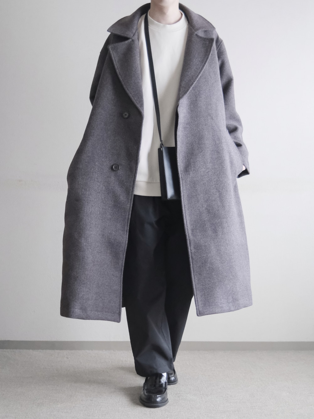 「冬コーデ、シンプルスタイル、今日のコーデ、秋冬コーデ、おしゃれさんと繋がりたい、コートコーデ、EMMA  CLOTHES、エマクローズ」｜「EMMA CLOTHESのオーバーサイズ ビーバーメルトン ロングチェスターコート2021-2022WINTER(EMMA CLOTHES)（チェスターコート、グレー系）」を使った、hopeさん（メンズ・168cm）の秋コーディネートの1枚目の写真