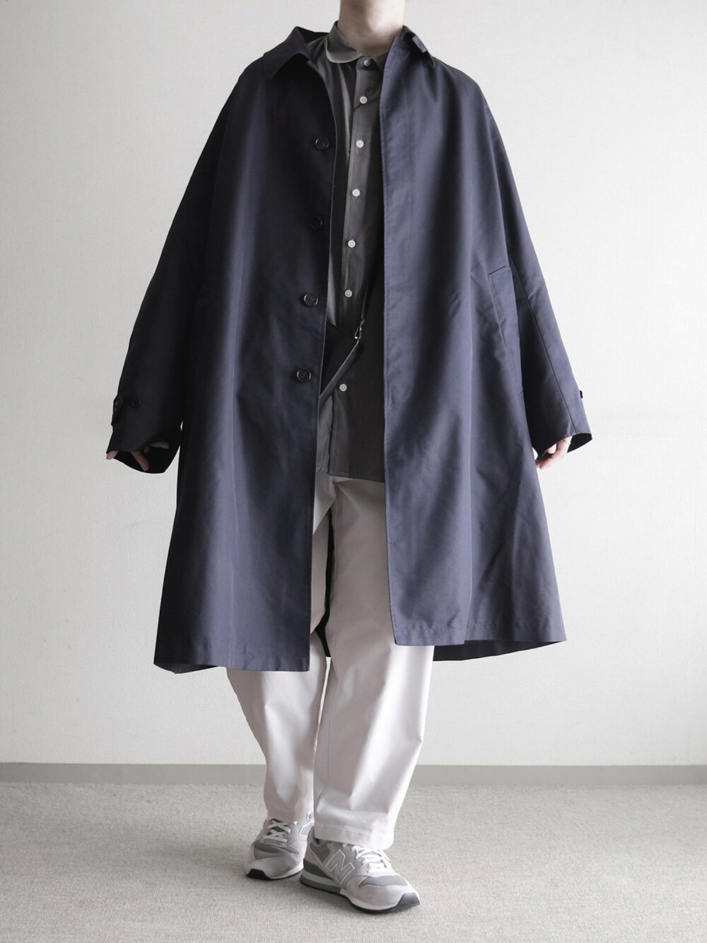 「ビッグシルエット、シンプル、お洒落さんとつながりたい、だから秋服が好き、スニーカーコーデ、白パンツ、休日コーデ、コート、白スニーカー、New Balance、RUUBON、FORK&SPOON、URBAN RESEARCH DOORS」｜「FORK&SPOONの【WEB限定】FORK&SPOON　バルマカンツイルコート（その他アウター、ブルー系）」を使った、hopeさん（メンズ・168cm）の秋コーディネートの1枚目の写真