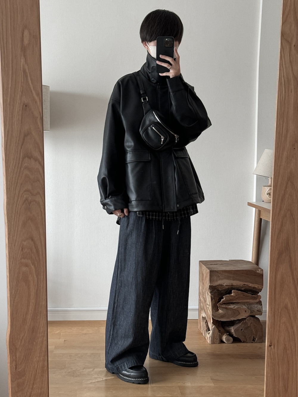 「RUUBON、ルーボン、ブルゾン、レイヤードスタイル、デニム、ワイドパンツ、革靴、デートコーデ、休日スタイル、秋服、低身長コーデ、シンプルコーデ、オトナカジュアル、大人カジュアル、お出かけコーデ」｜「RUUBONの【RUUBON】 military drawstring blouson / ミリタリードローストリングブルゾン（ブルゾン、ブラック系）」を使った、hopeさん（メンズ・168cm）の秋コーディネートの1枚目の写真