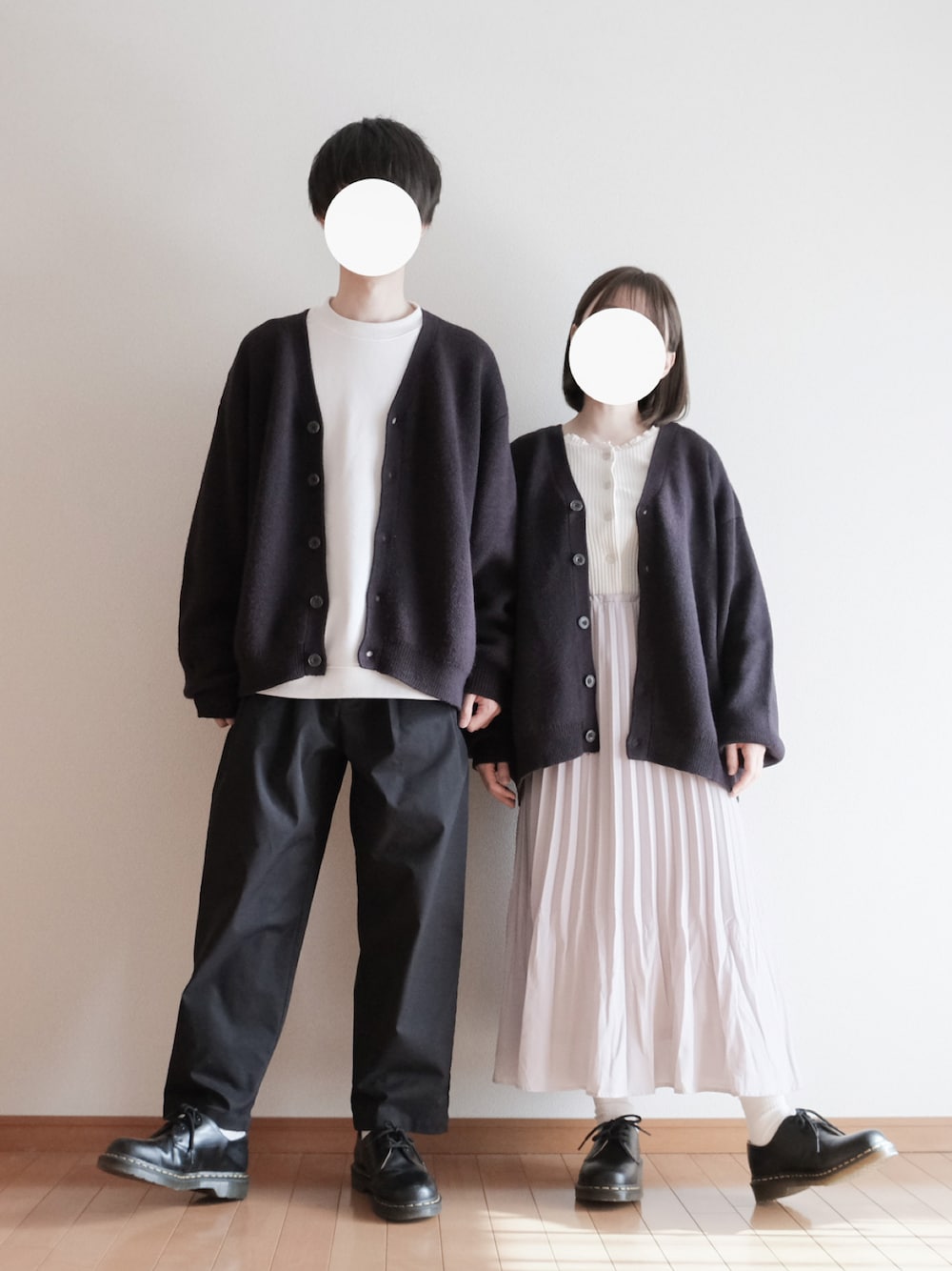 「カーディガン、スウェット、シンプル、レイヤード、休日スタイル、革靴、秋服、ディズニーコーデ、カップルコーデ、ドクターマーチン3ホール、シミラールック、RUUBON、ルーボン」｜「RUUBONの【RUUBON】rustic heavy weight cardigan / ラスティック ヘビーウエイト カーディガン（カーディガン/ボレロ、ブルー系）」を使った、hopeさん（メンズ・168cm）の秋コーディネートの1枚目の写真