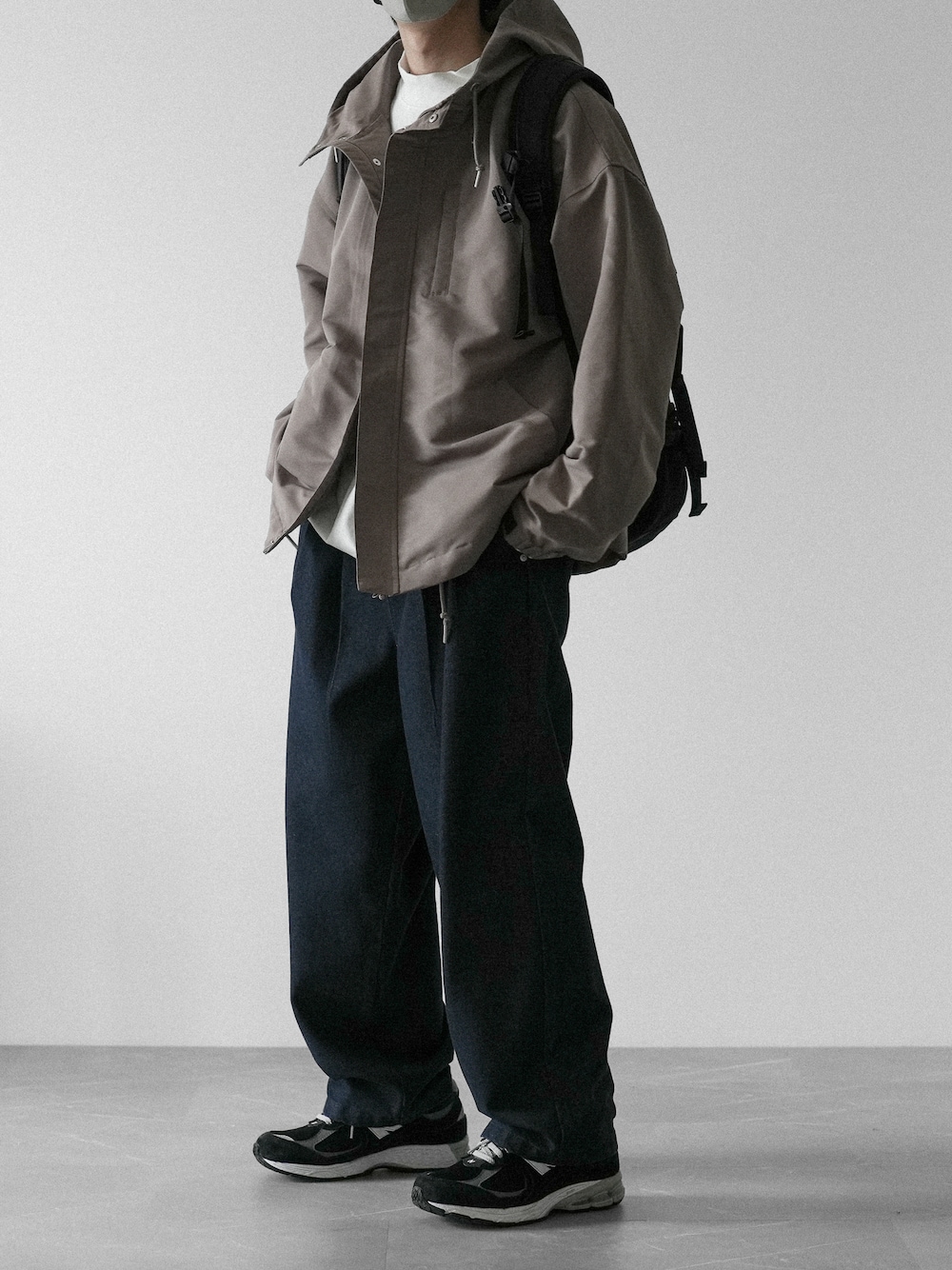 「RUUBON、ルーボン、マウンテンパーカー、モックネック、モカ、デニムパンツ、New Balance、秋コーデ、秋服、秋アウター、シンプルコーデ、シンプル、シンプルスタイル、メンズコーデ、ビッグシルエット」｜「RUUBONの【RUUBON】relax volume mountain parker / リラックスボリューム マウンテンパーカ―（マウンテンパーカー、ブラウン系）」を使った、hopeさん（メンズ・168cm）の夏コーディネートの1枚目の写真