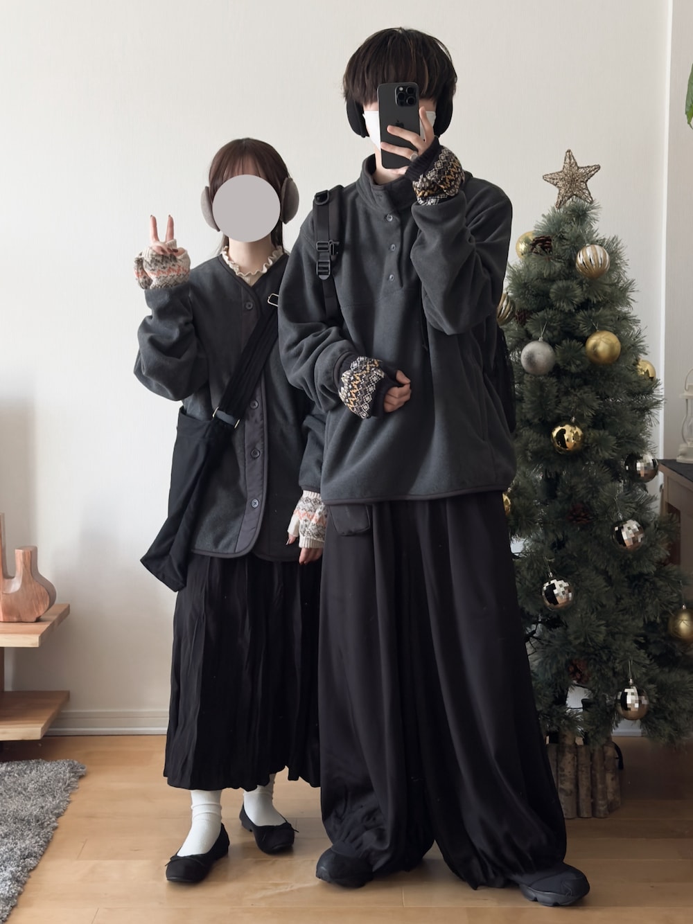 「無印良品、冬コーデ、フリース、モノトーン、休日スタイル、ショルダーバッグ、ワイドパンツ、デートコーデ、シミラールック、低身長コーデ、マイベストコーデ2024、手袋、あったかコーデ、シンプルコーデ、お出かけコーデ」｜「無印良品の紳士　素材に還るフリースプルオーバー（その他トップス、グレー系）」を使った、hopeさん（メンズ・168cm）の冬コーディネートの1枚目の写真