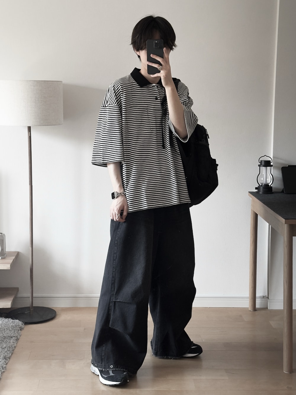 「RUUBON、ルーボン、ポロシャツ、ボーダー、デニム、デニムパンツ、スニーカー、バックパック、休日スタイル、デートコーデ、大人カジュアル、お出かけコーデ、モノトーン、プチプラ、春夏コーデ」｜「RUUBONの【RUUBON】moss stitch polo shirt / モスステッチ ポロシャツ（ポロシャツ、ブラック系）」を使った、hopeさん（メンズ・168cm）の春コーディネートの1枚目の写真