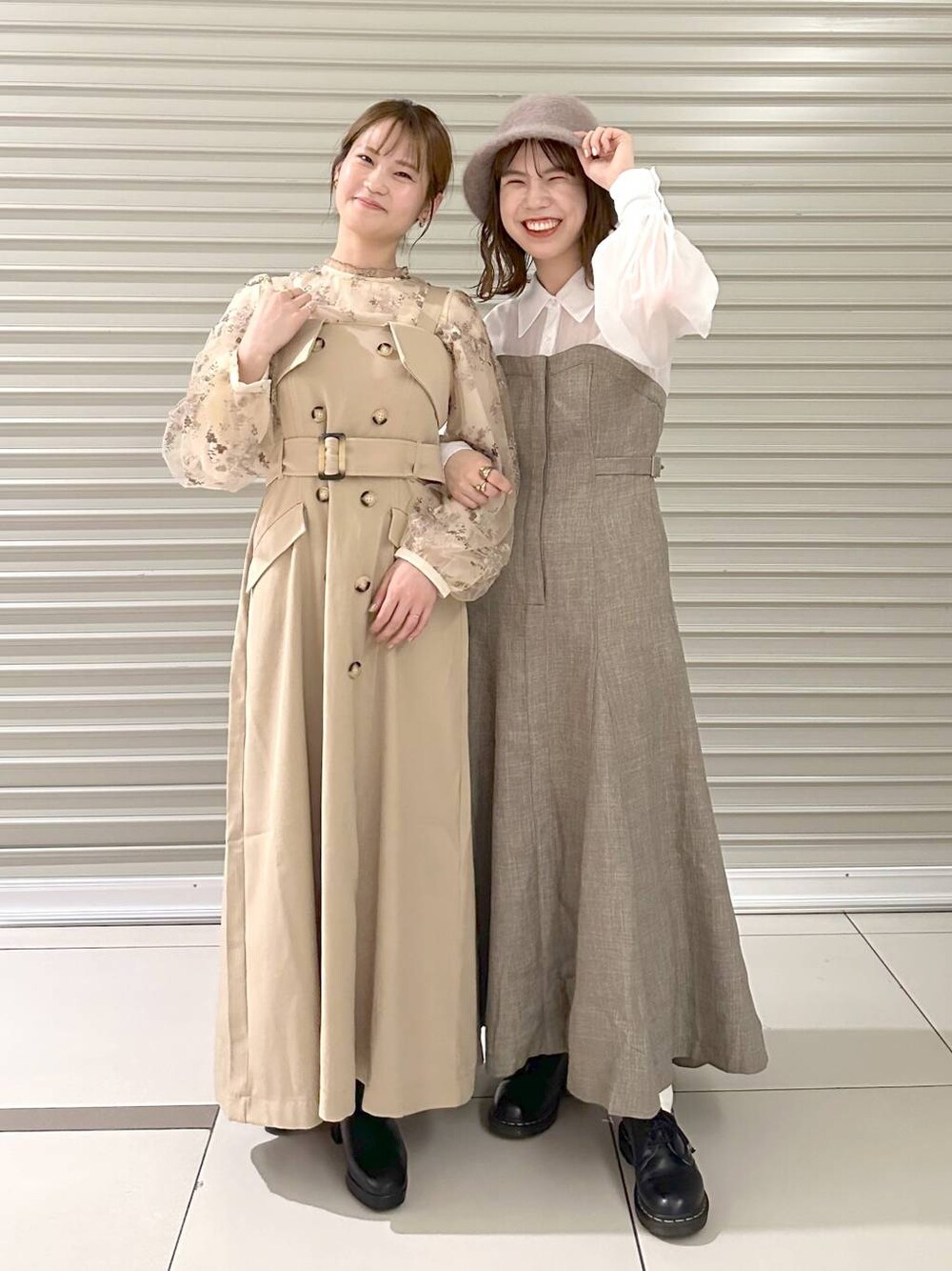 ベージュ系のワンピース、ベージュ系のハットを着用したレディースの秋コーディネートの1枚目の写真