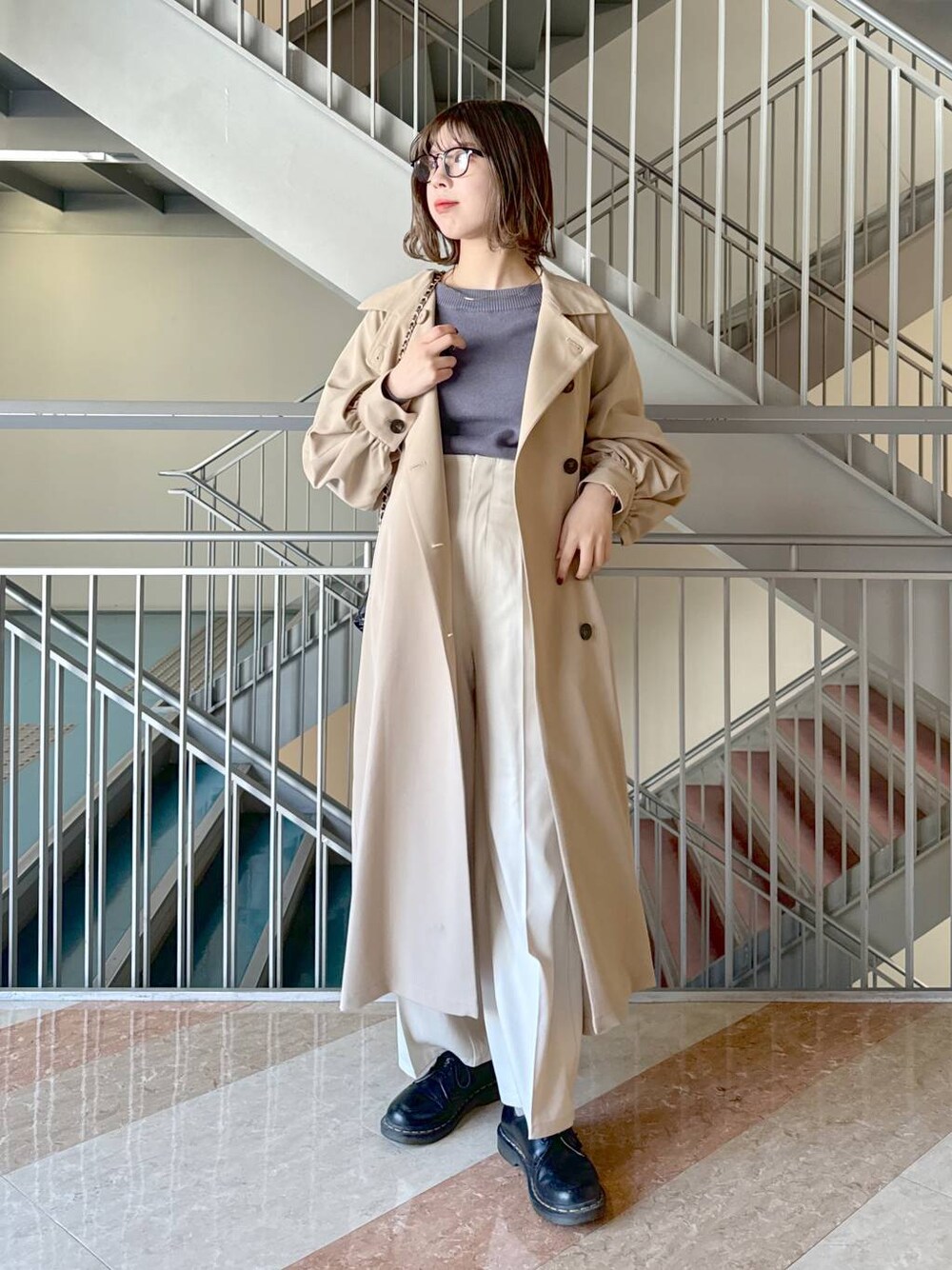 グレー系のニット/セーター、ブラック系のショルダーバッグ、ホワイト系のその他パンツを着用したレディースの春コーディネートの1枚目の写真