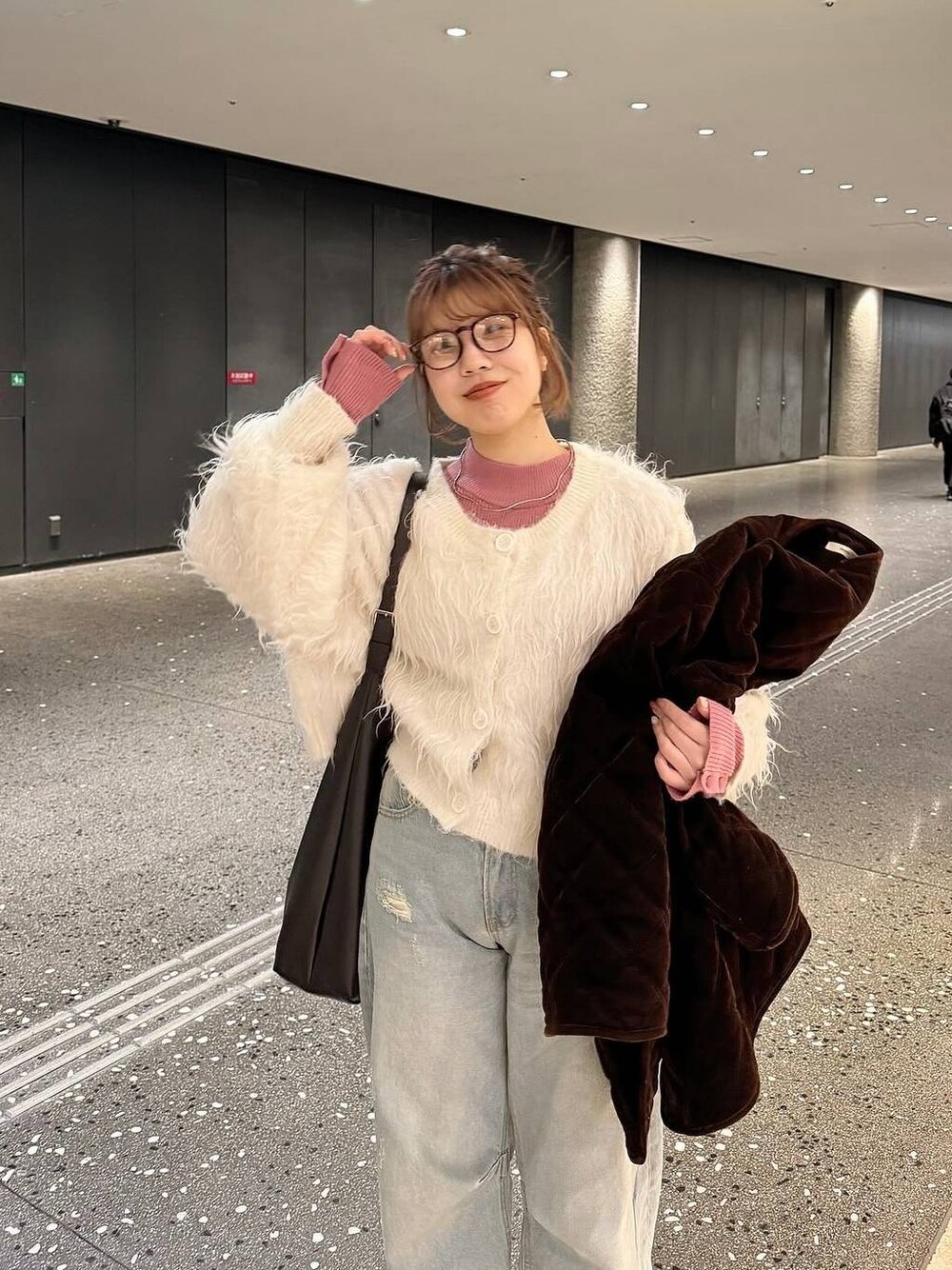 ホワイト系のカーディガン/ボレロ、ピンク系のニット/セーター、ゴールド系のネックレスを着用したレディースの冬コーディネートの1枚目の写真