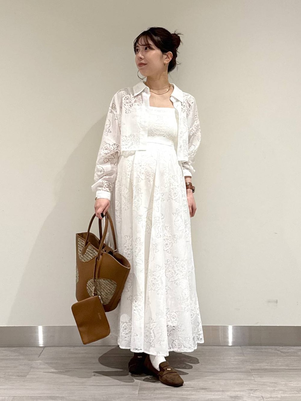 ホワイト系のキャミソール、ブラウン系のローファー、ブラウン系のトートバッグを着用したレディースの春コーディネートの1枚目の写真