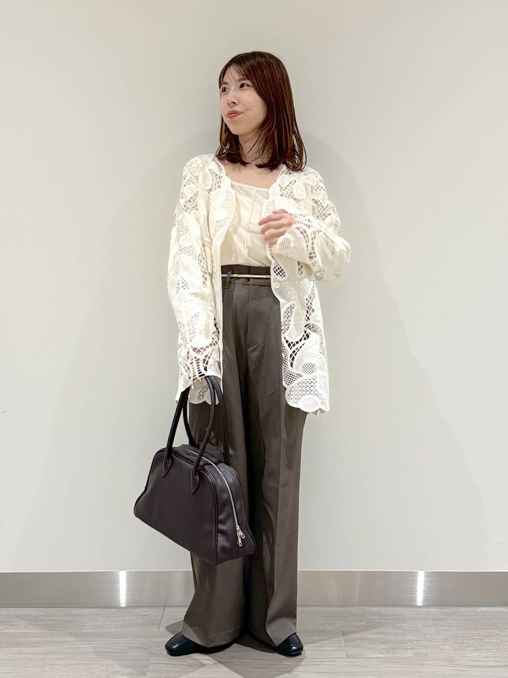 ホワイト系のキャミソール、ホワイト系のシャツ/ブラウス、ブラウン系のスラックスを着用したレディースの秋コーディネートの1枚目の写真