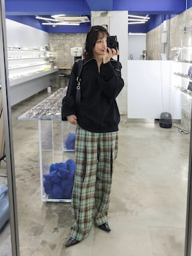「CITYSHOP（シティーショップ）のSTAND ZIP スウェット（スウェット、ブラック系）」を使った、オクユウカさん（レディース・159cm）の秋コーディネート