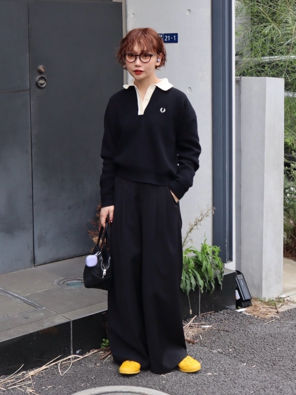 「メガネ女子、モノトーン、ニット、差し色コーデ、フレッドペリー、ポロシャツ、ブラックコーデ、オールブラック、秋服コーデ、休日スタイル、カジュアルコーデ、パンツスタイル、ラクチンコーデ、オトナ女子、メンズライク」｜「EHYUMIの【EHYUMI】ワイドスラックス（スラックス、ブラック系）」を使った、オクユウカさん（骨格ストレート・レディース・159cm）の秋コーディネートの1枚目の写真