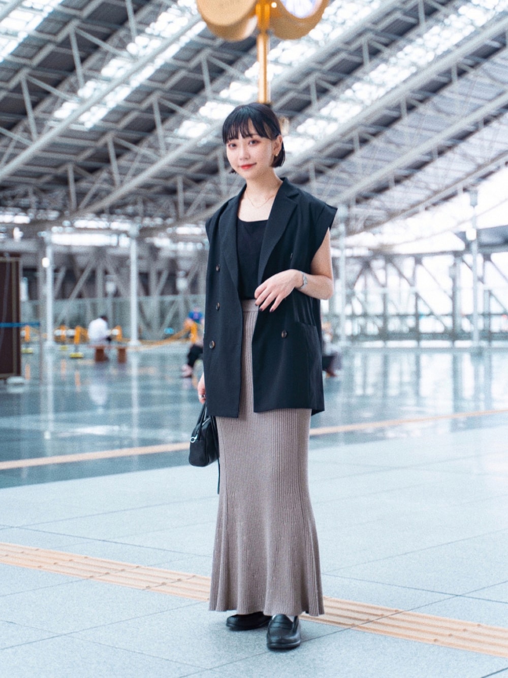 「ブラック、アーバンリサーチ、ベスト、大人カジュアル、ニットスカート、SENSEOFPLACE、ジレ、きれいめカジュアル、ootd、URBANRESEARCH、センスオブプレイス」｜「LAATOのMERMAID KNIT SKIRT（その他、その他）」を使った、オクユウカさん（レディース・159cm）の秋コーディネートの1枚目の写真