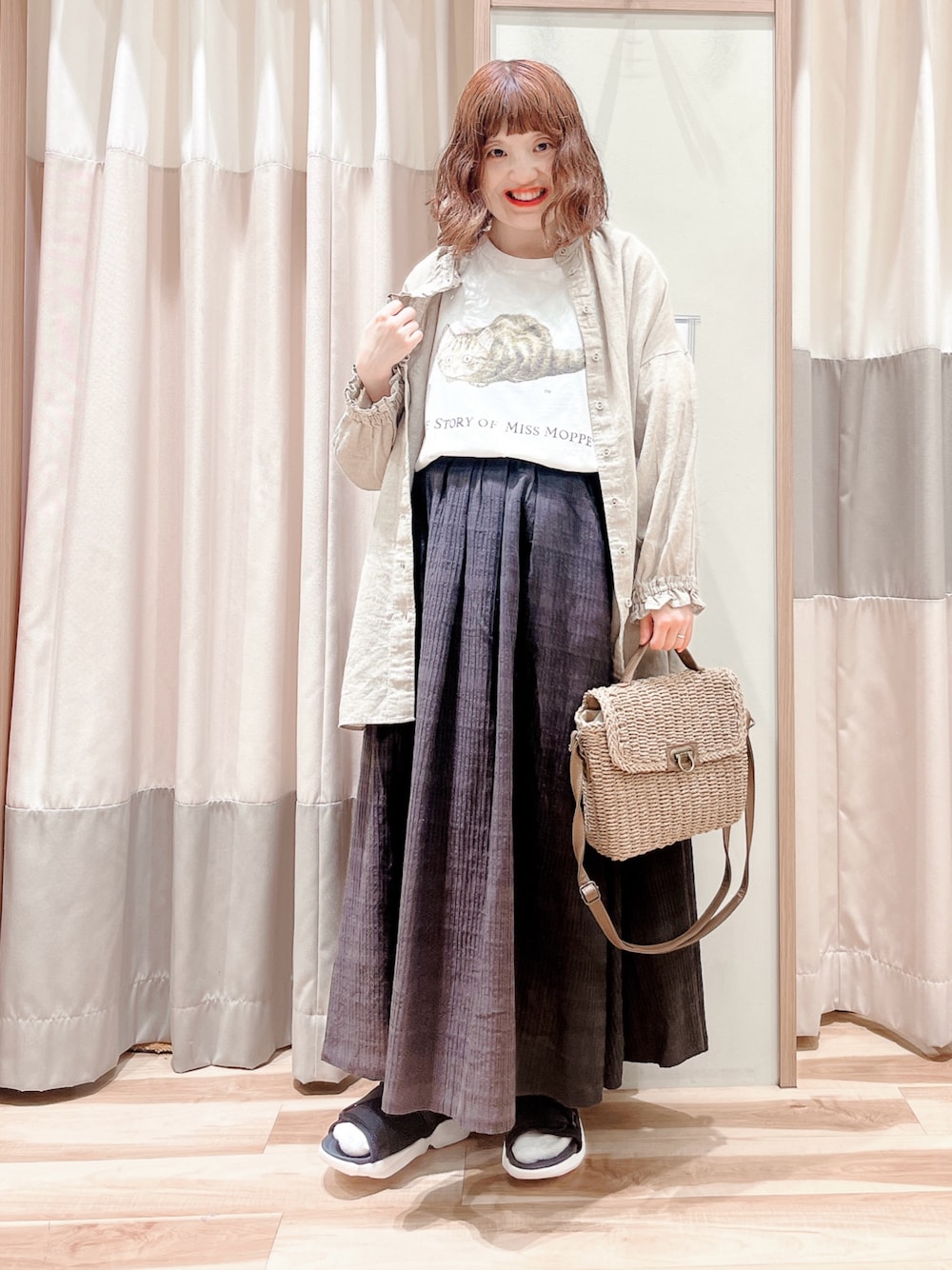 ホワイト系のTシャツ/カットソー、ベージュ系のシャツ/ブラウス、グレー系のスカートを着用したレディースの春コーディネートの1枚目の写真