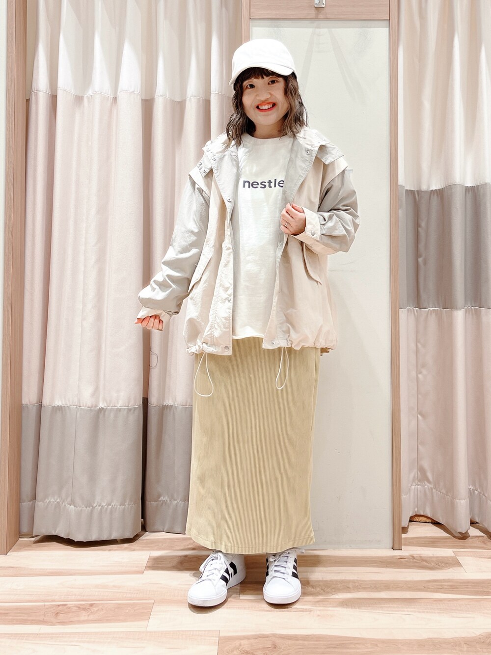 「春コーデ、サマンサ モスモス(Samansa Mos2)、Samansa Mos2、カジュアルコーデ、シンプルコーデ、マウンテンパーカー、ロゴT、タイトスカート、イエロー、キャップ、スニーカー、低身長、おしゃれさんと繋がりたい」｜「Samansa Mos2の【撥水加工】フード取り外し2WAYマウンパー（ブルゾン、ホワイト系）」を使った、えりさん（レディース・150cm）の春コーディネートの1枚目の写真