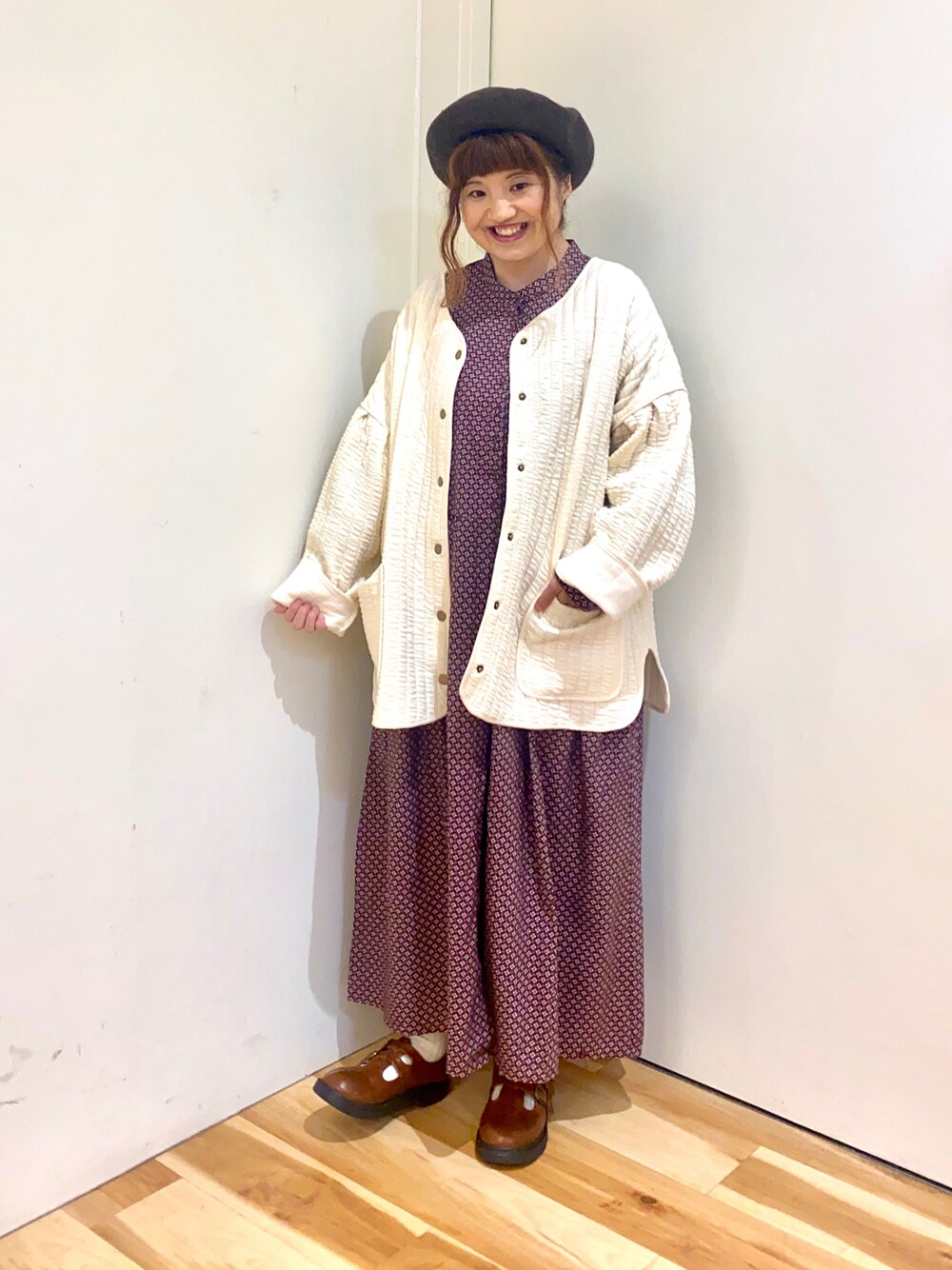 ホワイト系のカーディガン/ボレロ、レッド系のワンピース、イエロー系のドレスシューズを着用したレディースの秋コーディネートの1枚目の写真