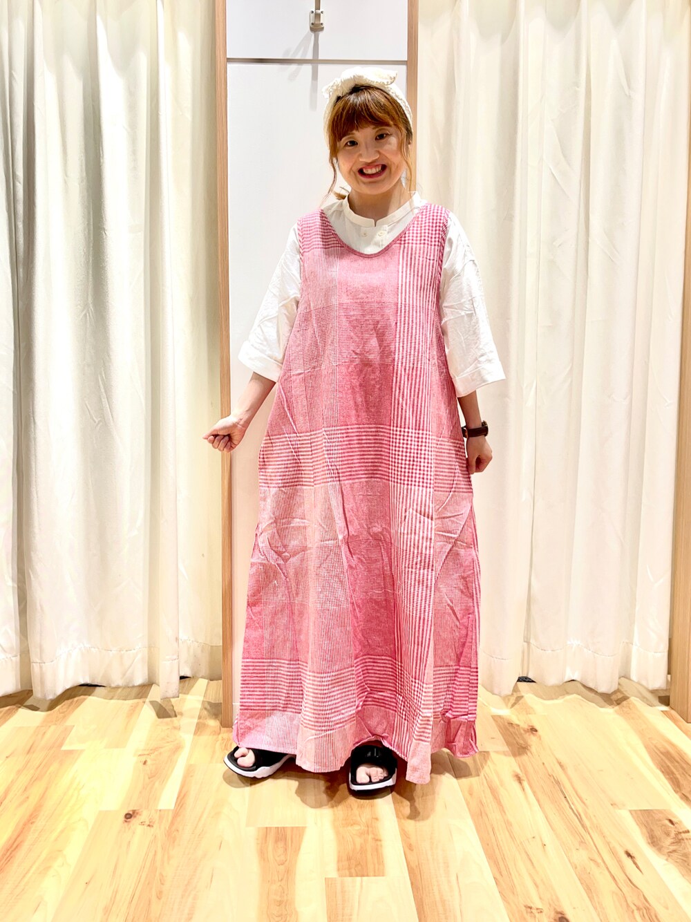 「夏コーデ、サマンサ モスモス(Samansa Mos2)、SM2、ガーリーコーデ、ナチュラル、ノースリーブワンピース、チェック、ピンク、ブラウス、ダブルボタン、スポーツサンダル、低身長、おしゃれさんと繋がりたい」｜「Samansa Mos2のコットンリネン前後2WAYノースリーブワンピース（ワンピース、ピンク系）」を使った、えりさん（レディース・150cm）の夏コーディネートの1枚目の写真