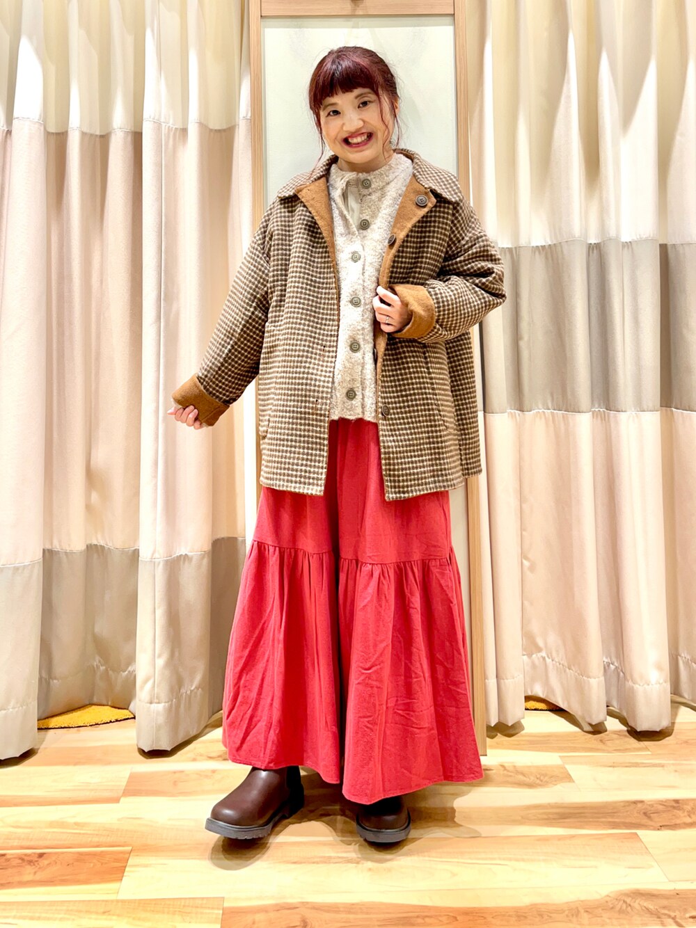 オレンジ系のその他アウター、ベージュ系のカーディガン/ボレロ、ホワイト系のシャツ/ブラウスを着用したレディースの秋コーディネートの1枚目の写真