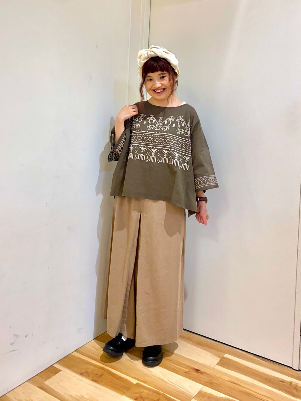 グリーン系のシャツ/ブラウス、ベージュ系のその他パンツ、ブラック系のドレスシューズを着用したレディースの夏コーディネートの1枚目の写真