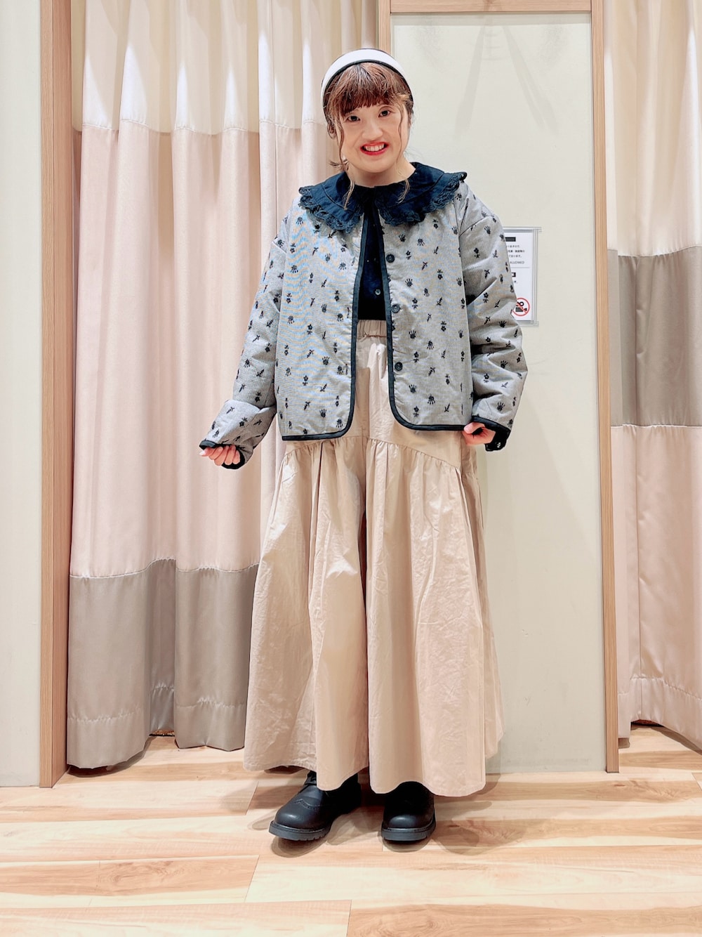「春コーデ、サマンサ モスモス(Samansa Mos2)、Samansa Mos2、ガーリーコーデ、きれいめガーリー、ジャケット、パイピング、ブラウス、ハカマパンツ、カチューシャ、レースアップブーツ、低身長、おしゃれさんと繋がりたい」｜「Samansa Mos2の綿麻ピンタックバテンレースブラウス（シャツ/ブラウス、ブラック系）」を使った、えりさん（レディース・150cm）の冬コーディネートの1枚目の写真
