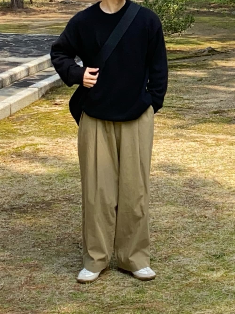 「春コーデ、大人カジュアル、大人コーデ、ootd、outfit、AURALEE、MAATEE&SONS、ジャーマントレーナー、TAIGA TAKAHASHI、今日のコーデ、シンプルコーデ」｜「MAATEE&SONSのアイテム（パンツ、ベージュ系）」を使った、fakeさん（メンズ・161cm）の春コーディネートの1枚目の写真