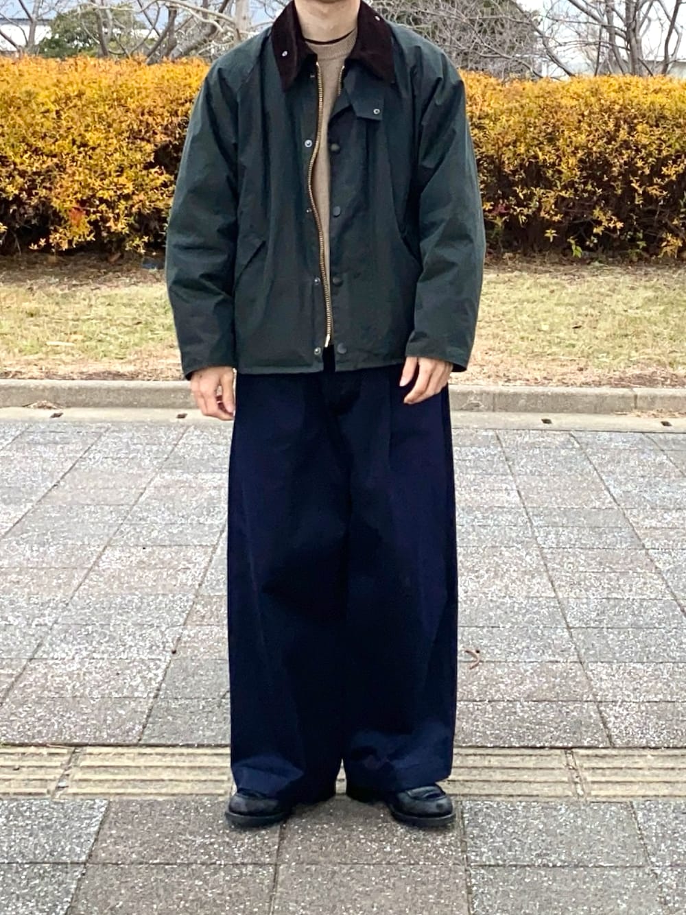 「barbour、バブアー、AURALEE、graphpaper、シンプルコーデ、休日コーデ、大人カジュアル、シンプルスタイル、outfit、forme」｜「BarbourのTRANSPORT WAX（ブルゾン、グリーン系）」を使った、fakeさん（メンズ・161cm）の冬コーディネートの1枚目の写真