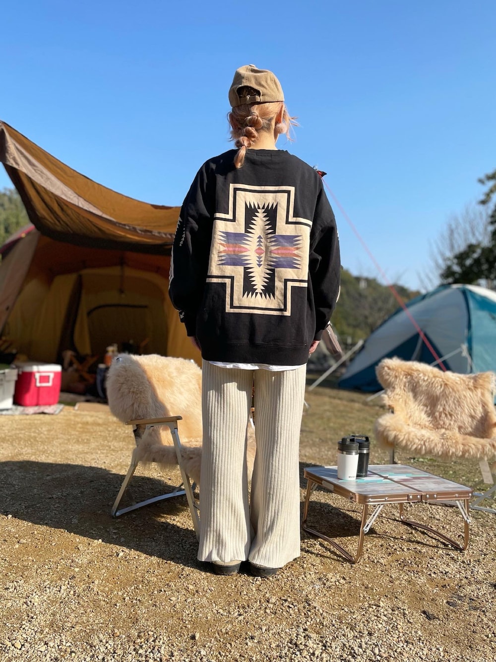 「スウェット、PENDLETON、ペンドルトン、キャンプ、キャンプスタイル、キャンプコーデ、カジュアル、カジュアルコーデ、ニットパンツ、ラクチンコーデ」｜「Auntie Rosa Holidayのリブニットパンツ（その他パンツ、ベージュ系）」を使った、saoさん（レディース・156cm）の冬コーディネートの1枚目の写真