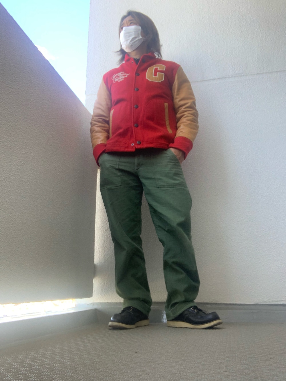 「アメカジ、スタジャン、デニム、ベイカーパンツ、ブーツ、Redwing、カジュアル」｜「orSlowのアイテム（カーゴパンツ、グリーン系）」を使った、 tatsuma21さん（メンズ・165cm）の冬コーディネートの1枚目の写真