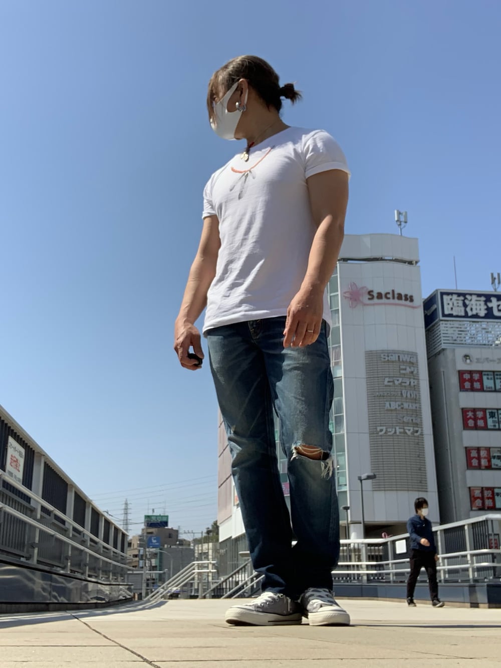 「夏コーデ、デニム、アメカジ、かっこいい50代」｜「Original.のアイテム（Tシャツ/カットソー、ホワイト系）」を使った、 tatsuma21さん（メンズ・165cm）の春コーディネートの1枚目の写真