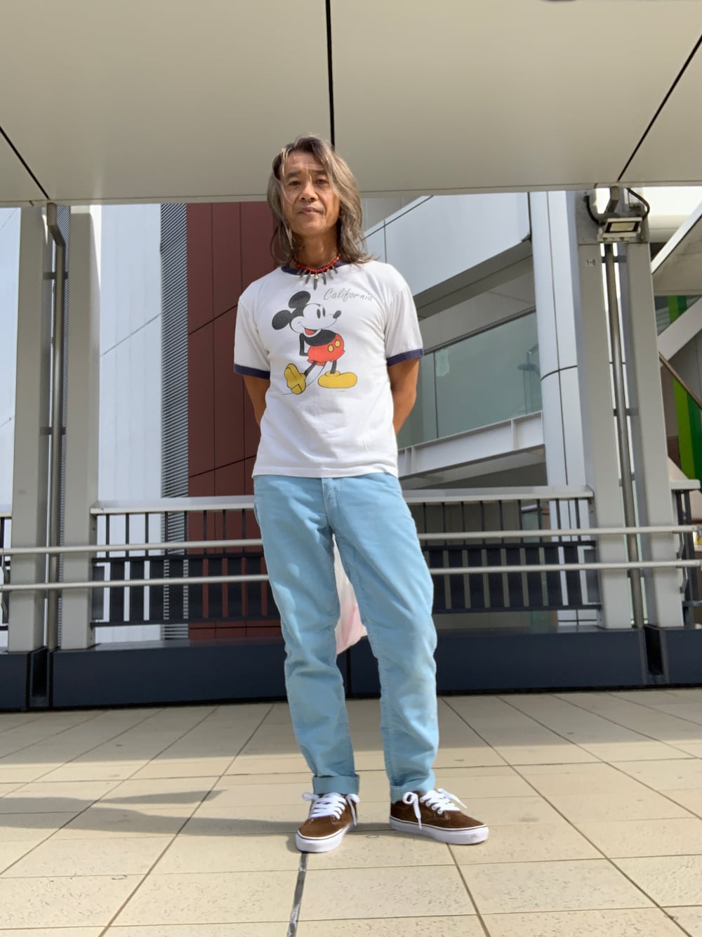 「アメカジ、ディズニーコーデ、コーディュロイ、バンズ」｜「Levi'sのアイテム（その他パンツ、ブルー系）」を使った、 tatsuma21さん（メンズ・165cm）の秋コーディネートの1枚目の写真