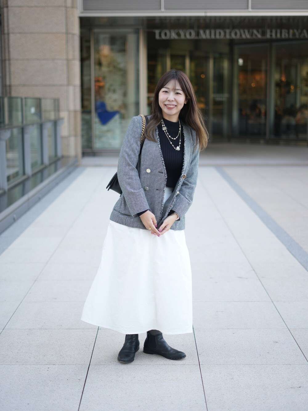 「休日スタイル、シンプルコーデ、大人カジュアル、秋コーデ、秋服コーデ、オトナカワイイ、ootd、お洒落さんとつながりたい、黒、モノトーンコーデ、スカート、ツイードジャケット、ツイード、chanel、UNIQLO」｜「UNIQLOのアイテム（スカート、ホワイト系）」を使った、cocoさん（骨格ストレート・レディース・158cm）の秋コーディネートの1枚目の写真