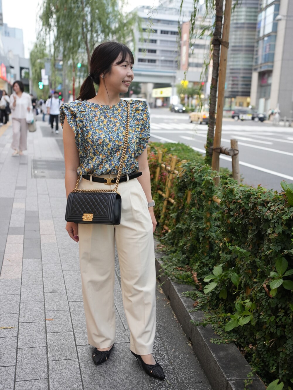 「休日スタイル、大人カジュアル、フリルトップス、オトナ女子、ootd、パンツコーデ、夏コーデ、カジュアルコーデ、バレエシューズ、きれいめカジュアル、キレイめカジュアル、ブラウス、おしゃれさんと繋がりたい、大人かわいい、ワイドパンツ」｜「BEAMS HEARTのアイテム（トップス、グリーン系）」を使った、cocoさん（骨格ストレート・レディース・158cm）の夏コーディネートの1枚目の写真