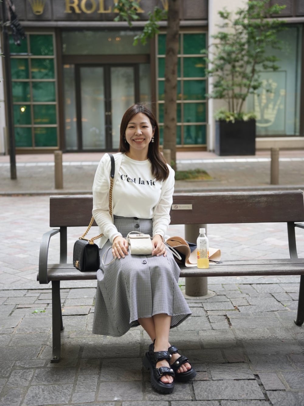 「オトナ女子、大人かわいい、着回しコーデ、白Tシャツ、モノトーン、モノトーンコーデ、しまむら、シンプル、サンダル、シャネル、chanel、丸の内、シンプルコーデ、ギンガムチェック、ユニクロ」｜「ABC-MARTのアイテム（サンダル、ブラック系）」を使った、cocoさん（レディース・158cm）の秋コーディネートの1枚目の写真