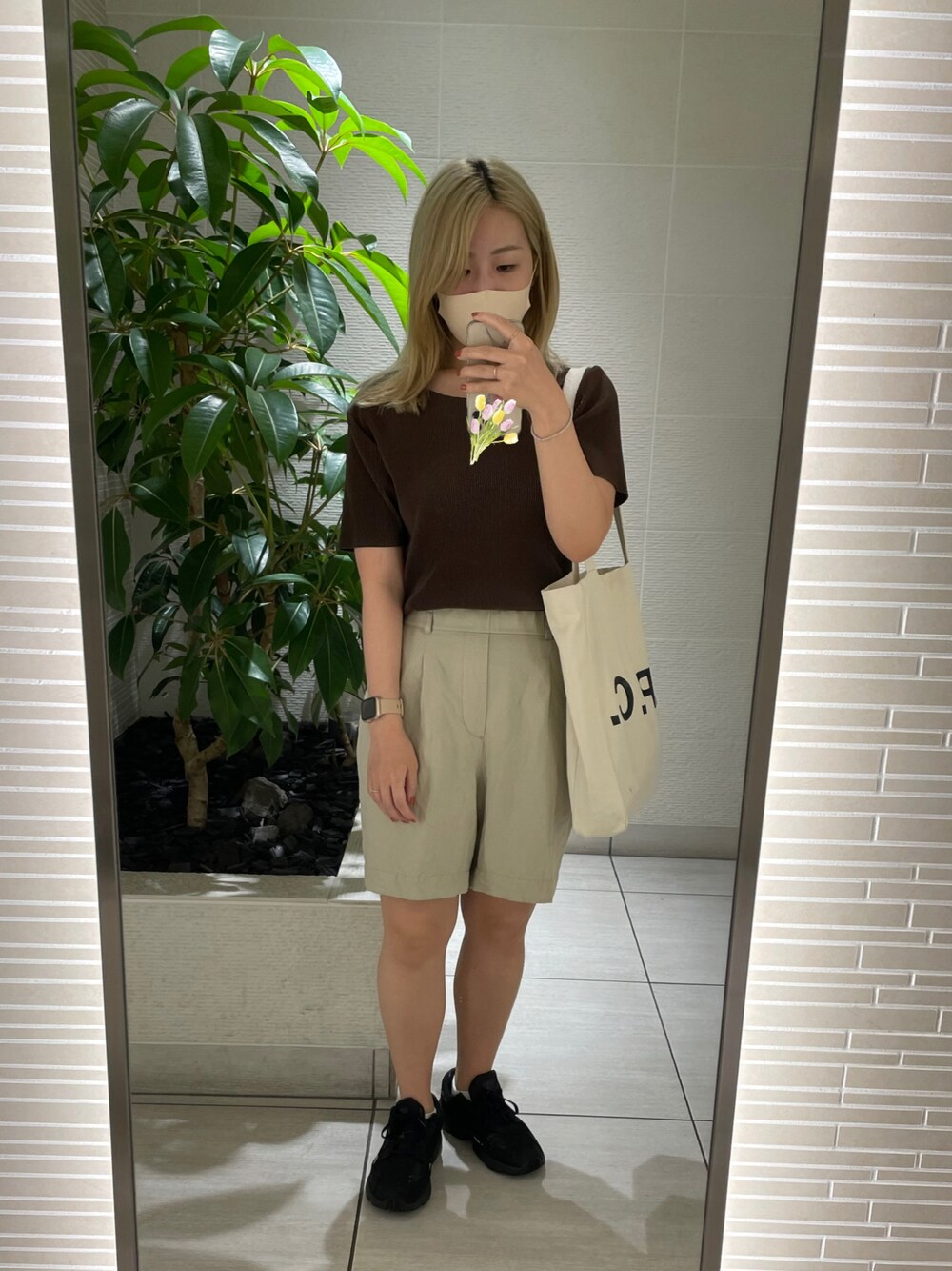 「ブラウン、オトナカジュアル、秋コーデ、シンプル、オトナ女子、ラクチンコーデ、ブラウンコーデ、ベージュ、Tシャツ、秋カラー」｜「yuwのアイテム（Tシャツ/カットソー、ブラウン系）」を使った、cocoさん（レディース・158cm）の秋コーディネートの1枚目の写真