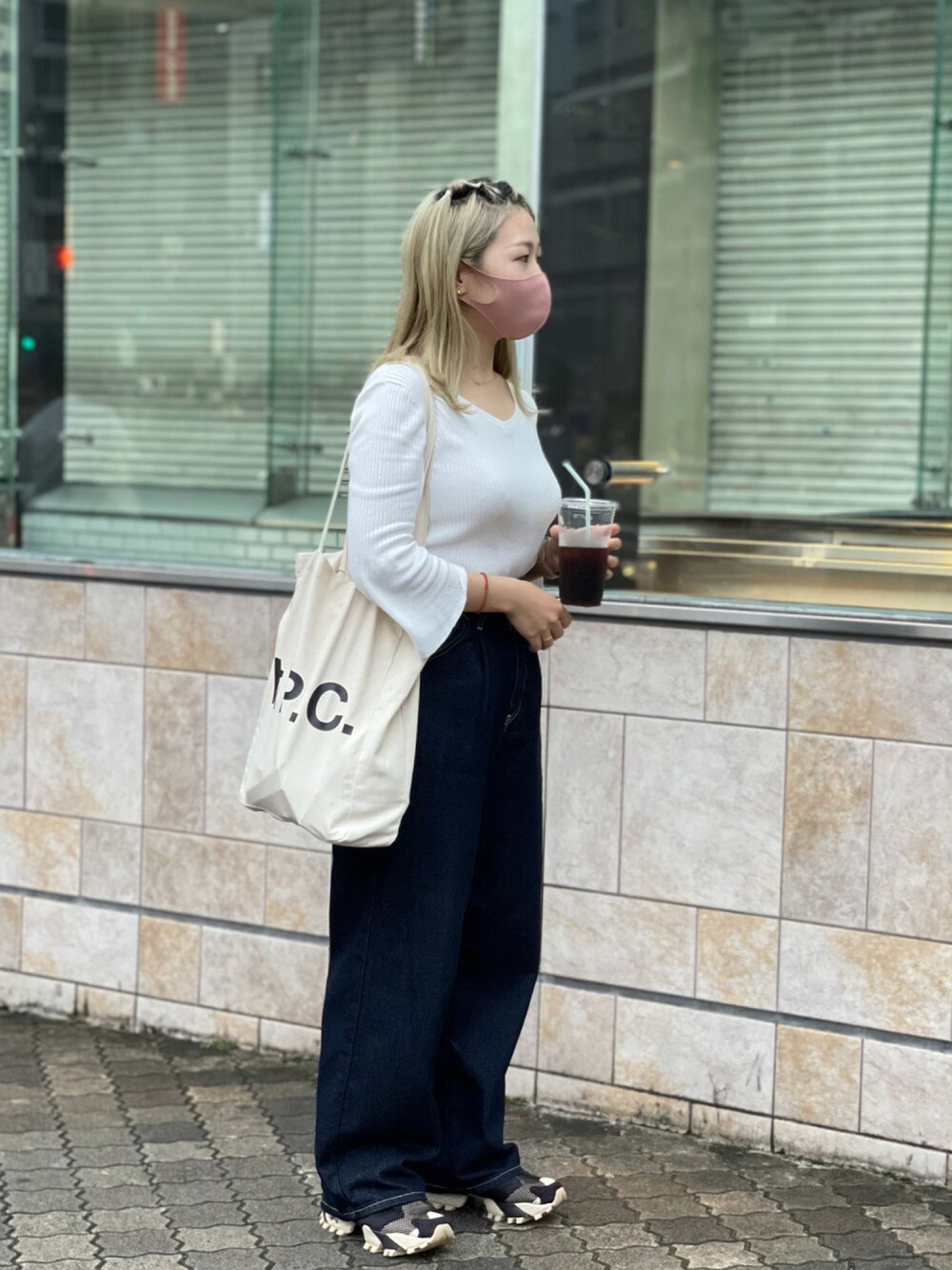 「古着、スニーカー、シンプル、ホワイト、休日スタイル、プチプラ、秋コーデ、大人カジュアル、オトナ女子、ワイドデニム、ワイドパンツ」｜「A.P.C.のTOTE LAURE  BLACK LOGO JPS（トートバッグ、ホワイト系）」を使った、cocoさん（レディース・158cm）の秋コーディネートの1枚目の写真