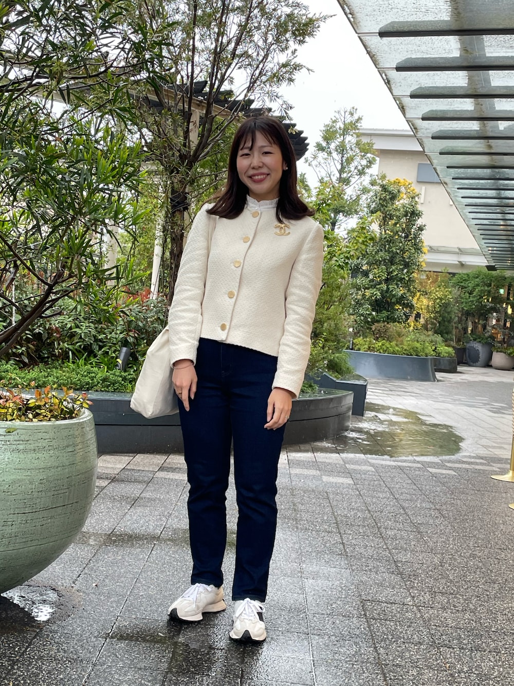 「いまどきジャケット写真、お出かけコーデ、休日コーデ、キレイめコーデ、いいね、save、フォローお願いします🤑、おでかけ、骨格ストレート、雨の日コーデ、ホワイト、シャツコーデ、シャツスタイル、デニムコーデ、オトナカワイイ、オトナ女子、キレイめカジュアル」｜「UNIQLOのアイテム（デニムパンツ、ブルー系）」を使った、cocoさん（骨格ストレート・レディース・158cm）の春コーディネートの1枚目の写真