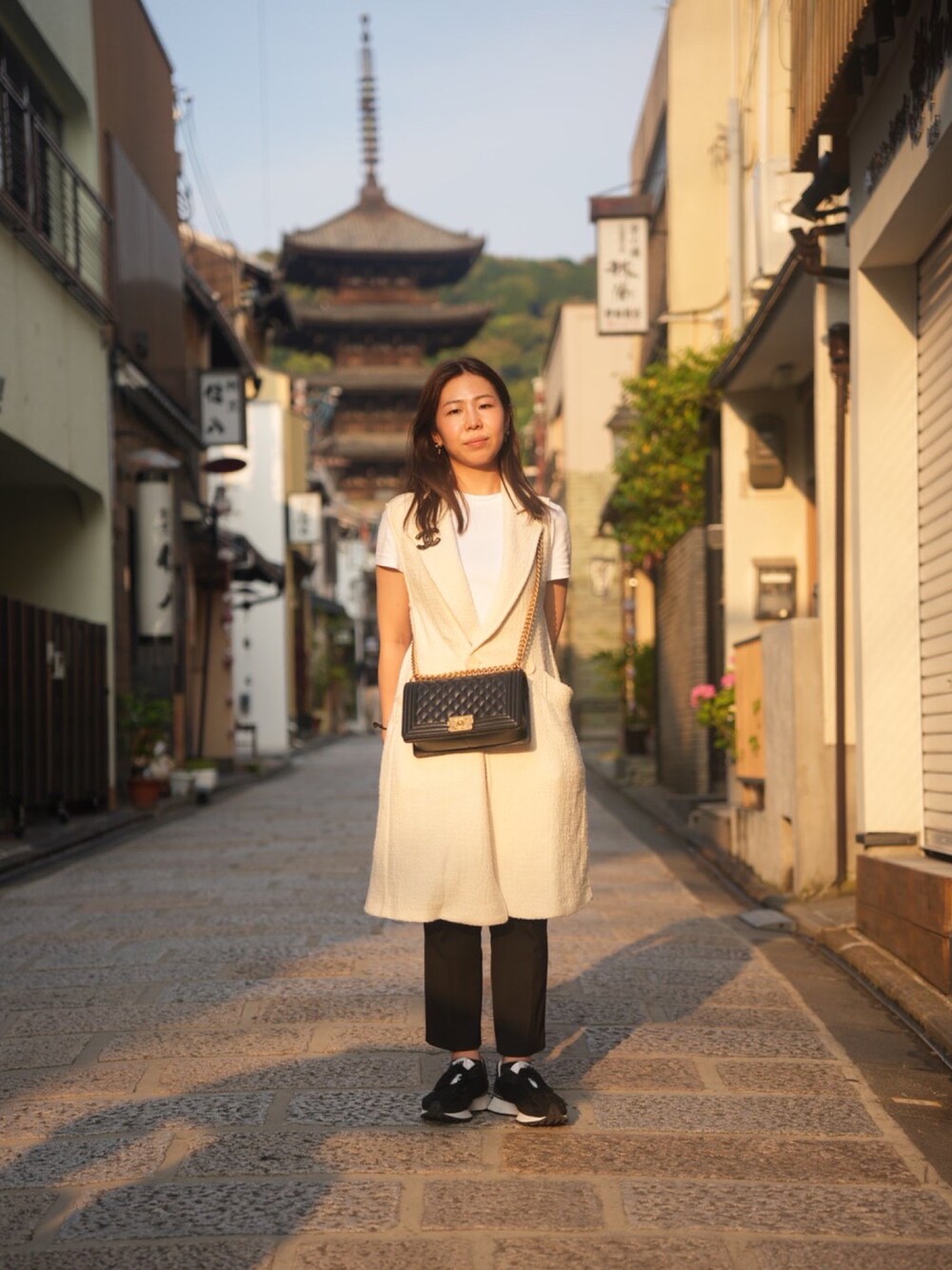 「シンプルコーデ、ザラ、お洒落さんとつながりたい、ZARA、ザラジョ、オトナ女子、大人かわいい、休日コーデ、モノトーン、UNIQLO、ブラック、シャネル、chanel、夏だ！Tシャツ着よう！、夏セールで買いました」｜「CHANELのアイテム（ショルダーバッグ、ブラック系）」を使った、cocoさん（レディース・158cm）の夏コーディネートの1枚目の写真
