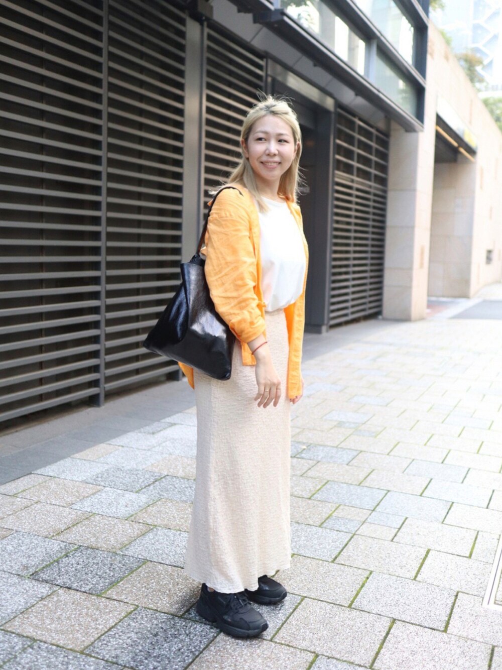 「休日スタイル、秋のコーデ、秋服、シンプル、スニーカー、ホワイト、ベージュ、オレンジ、シャツコーデ、ロングスカート、スカート」｜「adidasの[ADIDASFLCN W] アディダスオリジナルス（スニーカー、ブラック系）」を使った、cocoさん（レディース・158cm）の秋コーディネートの1枚目の写真