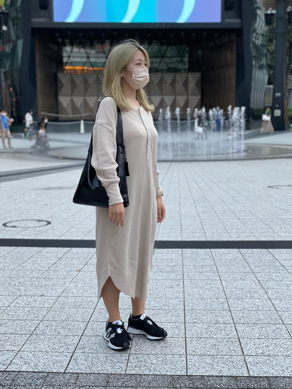 「オトナカジュアル、秋服、ワンピース、サーマルワンピ、プチプラ、お洒落さんとつながりたい、ゆったりコーデ、スニーカーコーデ、ベージュ、ワンピーススタイル、スニーカー」｜「NEW BALANCEのMS327（スニーカー、ブラック系）」を使った、cocoさん（レディース・158cm）の秋コーディネートの1枚目の写真