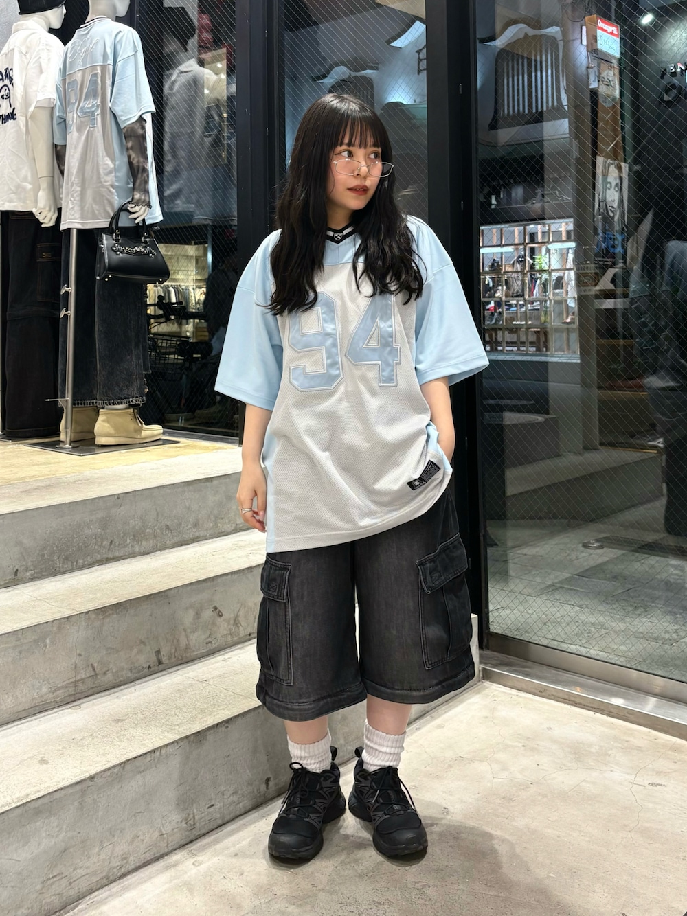 「サングラス、雨の日コーデ、ハーフパンツ、ハーフパンツコーデ、フェスコーデ、フェススタイル、メンズファッション、メンズライクコーデ、低身長、低身長コーデ、低身長女子」｜「X-girlのFOOTBALL TEE DRESS（ワンピース、ブルー系）」を使った、Fukuo Yuukaさん（骨格ストレート・レディース・145cm）の春コーディネートの1枚目の写真
