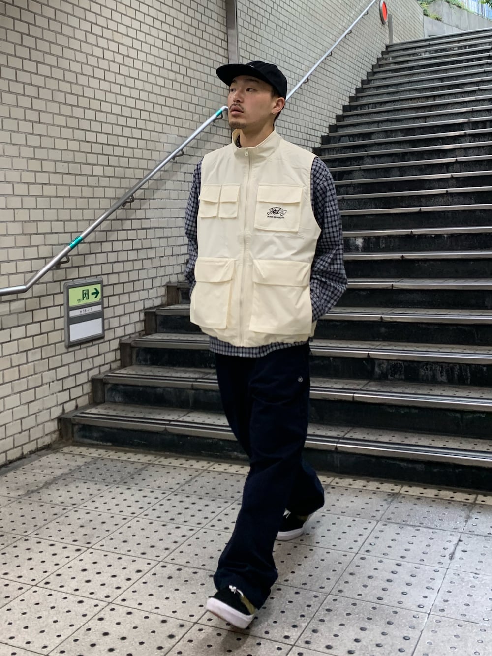 「WHO’S WHO gallery、レイヤードスタイル、ベスト、ベスト×シャツ、ベストコーデ、ベストスタイル、チノパン、VANS、キャップ、カジュアルコーデ、ストリート、チェックシャツ、シャツスタイル」｜「WHO'S WHO galleryのCOOPER FACTミリタリースタンドカラーベスト（ベスト、ホワイト系）」を使った、mitsuoさん（骨格ストレート・メンズ・176cm）の春コーディネートの1枚目の写真