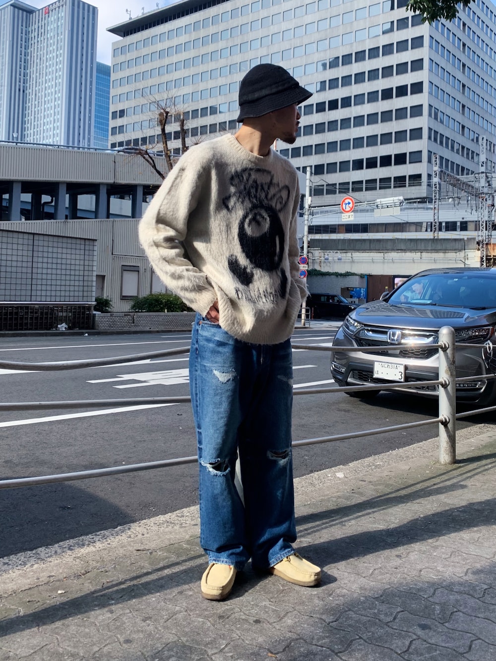 「WHO’S WHO gallery、モヘアニット、ニット、クラークス、ワラビー、デニム、デニムパンツ、オーバーサイズ、ブルーデニム、ほめられ本命コーデ、ストリート、ベージュ」｜「Supreme のアイテム（キャップ、ブラック系）」を使った、mitsuoさん（骨格ストレート・メンズ・176cm）の冬コーディネートの1枚目の写真