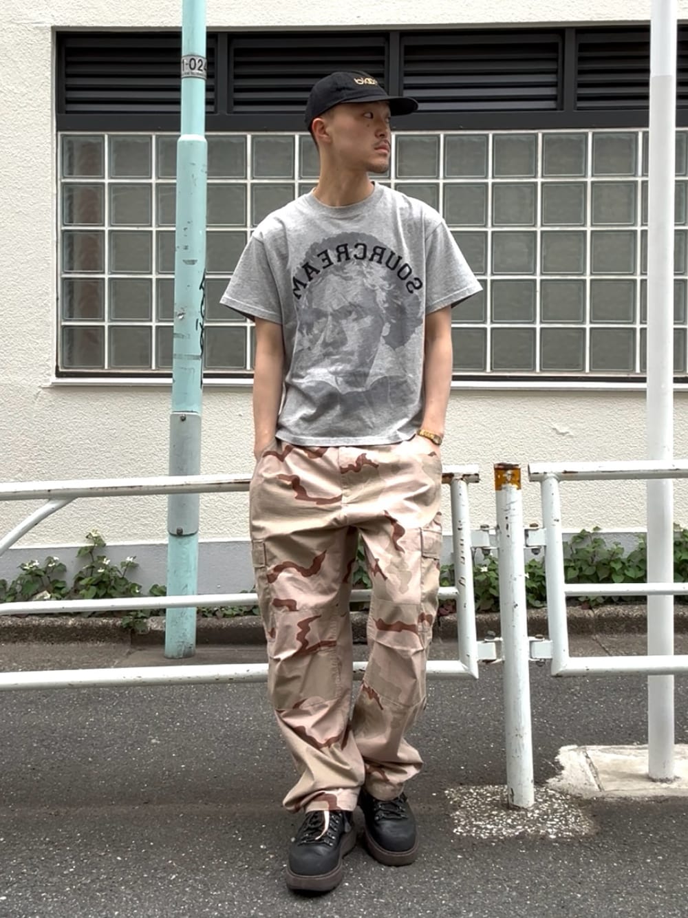 「WHO’S WHO gallery、Sourcream、偉人Tシャツ、アメカジ、ミリタリー、迷彩、カモ柄、ワイドパンツ、ミリタリーパンツ」｜「WHO'S WHO galleryの【予約】【Sourcream/サワークリーム】偉人TEE（Tシャツ/カットソー、グレー系）」を使った、mitsuoさん（メンズ・176cm）の春コーディネートの1枚目の写真