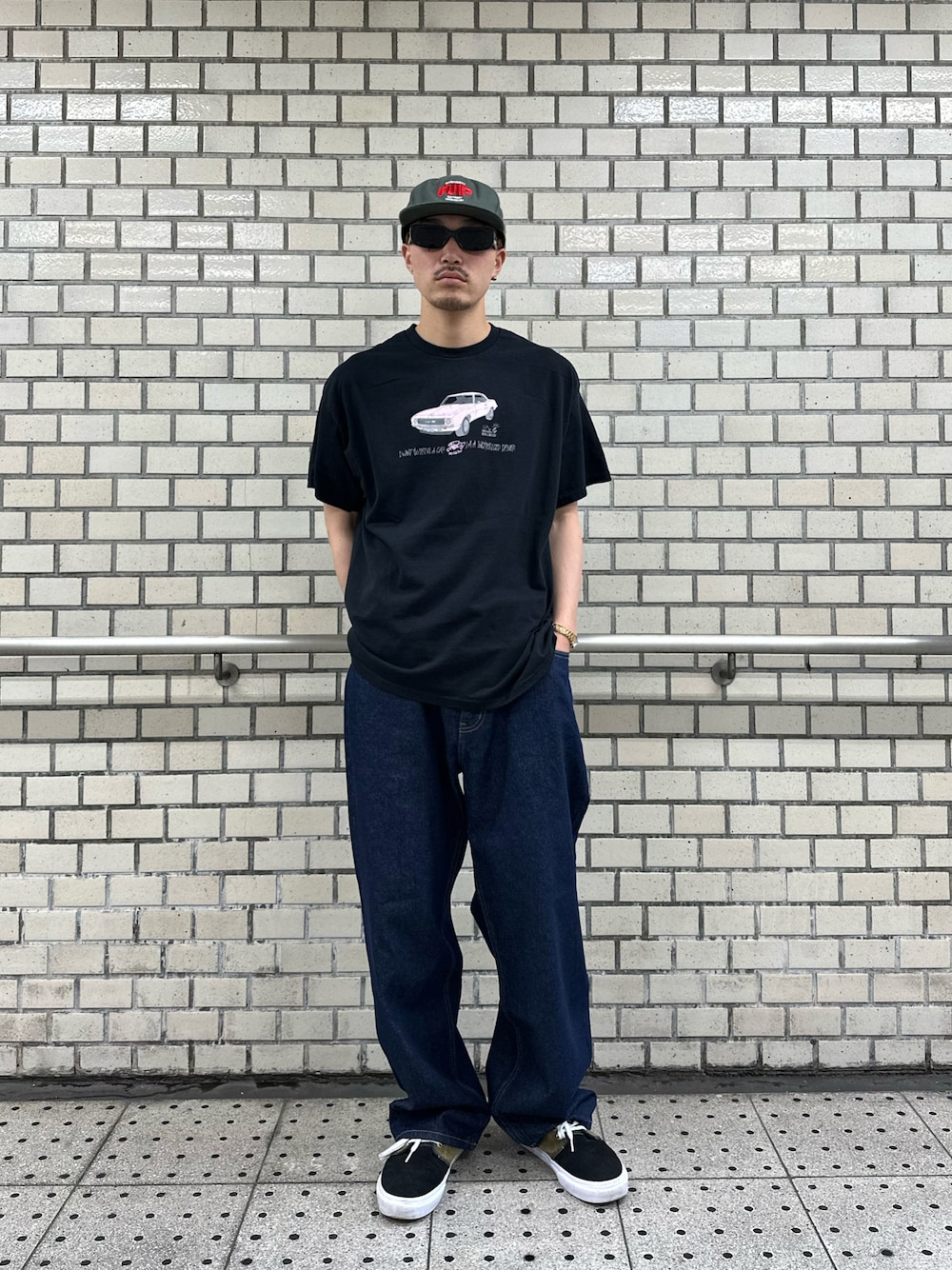 「WHO’S WHO gallery、Tシャツ、グラフィックＴ、デニム、デニムパンツ、シンプルコーデ、お出かけコーデ日記、休日スタイル、大人コーデ、アメカジ、キャップコーデ、キャップ」｜「WHO'S WHO galleryのCOPPER FACT レーシングBIGTEE（Tシャツ/カットソー、ブラック系）」を使った、mitsuoさん（骨格ストレート・メンズ・176cm）の春コーディネートの1枚目の写真