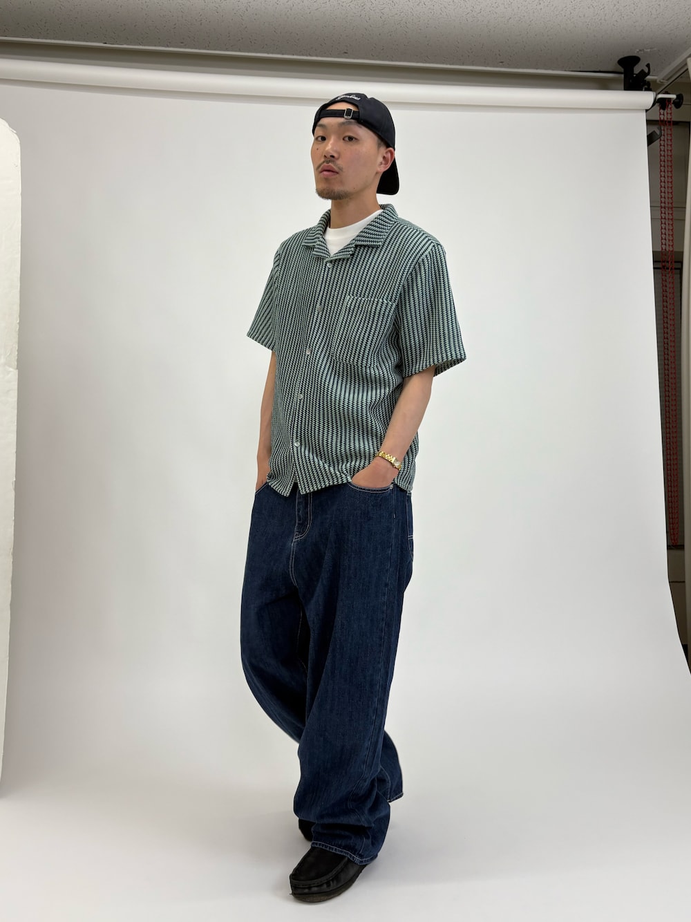 「WHO’S WHO gallery、柄シャツ、デニム、ペインターデニム、ペインターパンツ、白Tシャツ、半袖シャツ、ゆるコーデ、カジュアルコーデ」｜「WHO'S WHO galleryの【KOOKY'N / クーキー】ストライプニットシャツ / ユニセックス（シャツ/ブラウス、ブルー系）」を使った、mitsuoさん（メンズ・176cm）の夏コーディネートの1枚目の写真